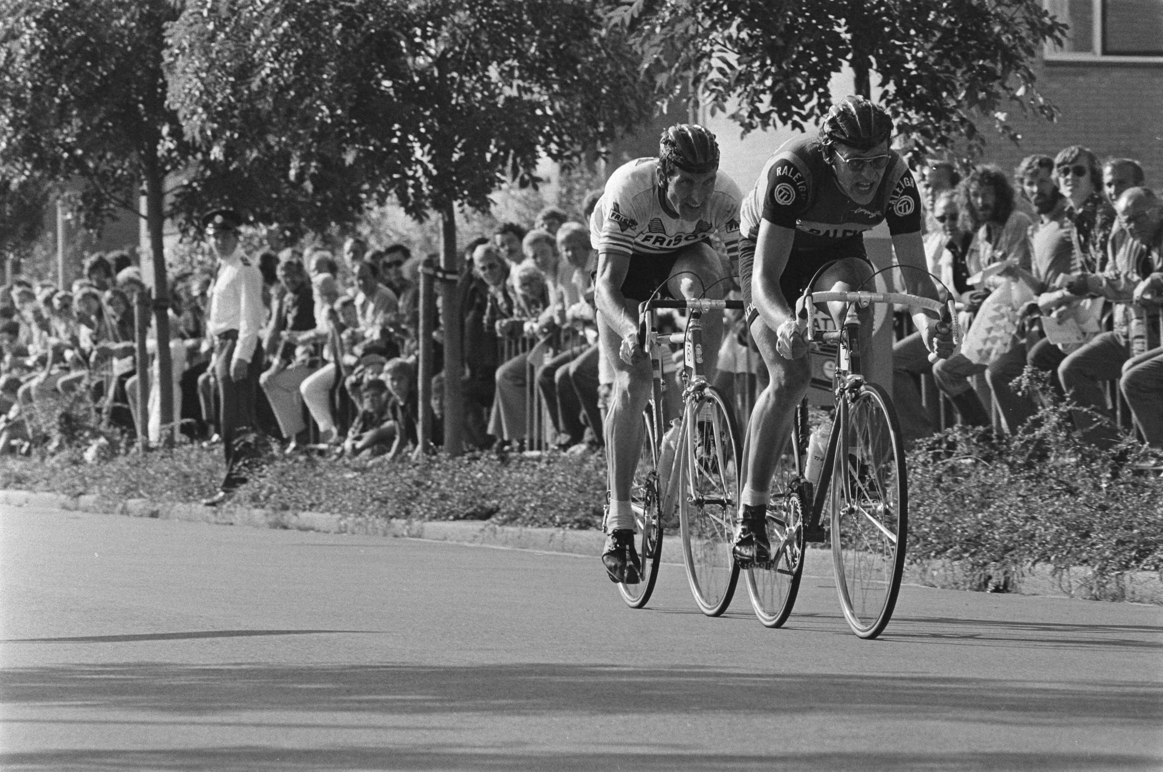 Fotocollectie Anefo — Eenentwintigste Ronde van Kortenhoef , Gerrie Knetemann (rechts) en Fedor den Hertog — Foto: Mieremet, Rob / Anefo. Licentie: Set B: Rechtenvrij / Publiek Domein. Bron: Nationaal Archief. http://hdl.handle.net/10648/ac895170-d0b4-102d-bcf8-003048976d84