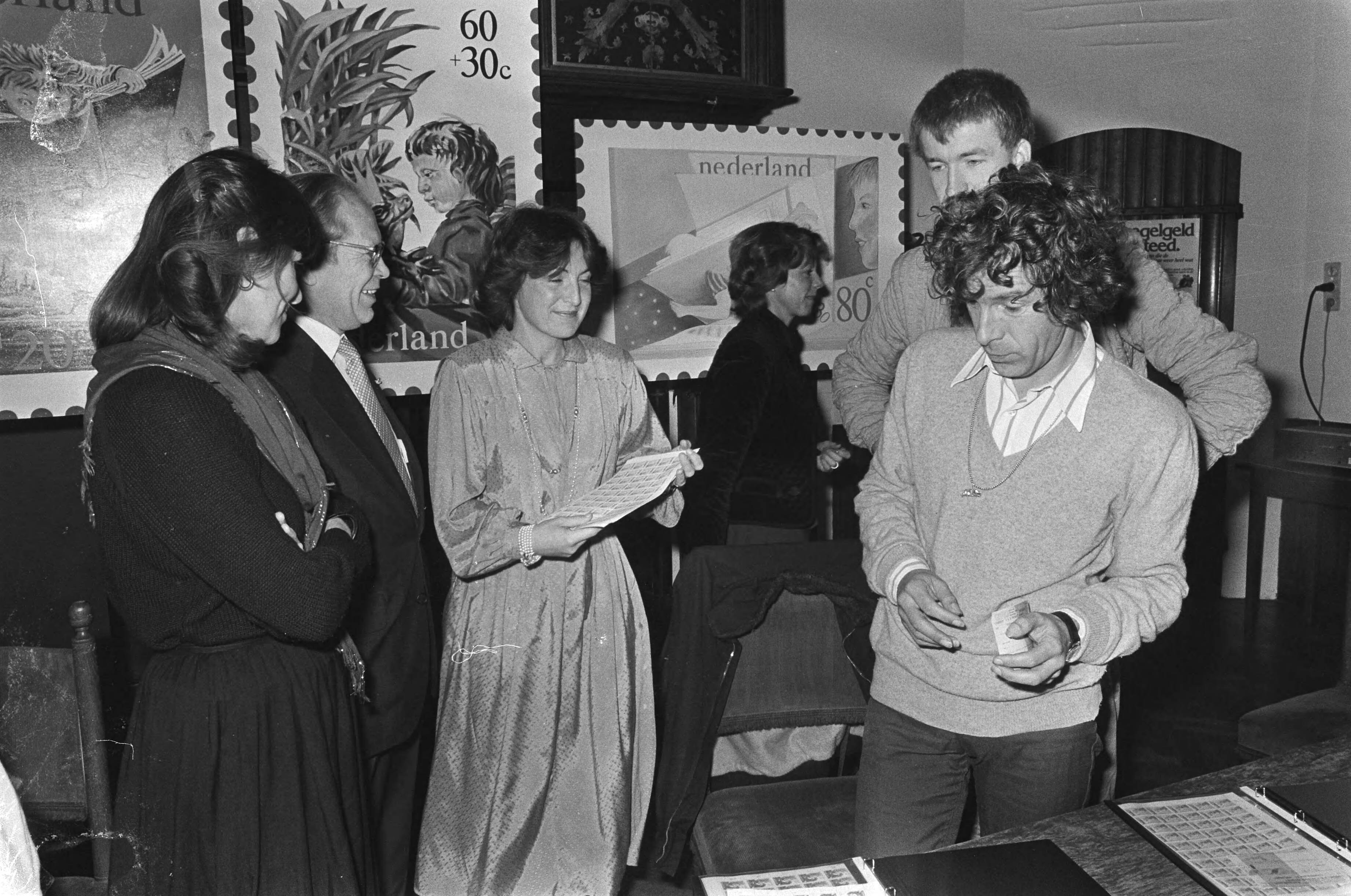 Fotocollectie Anefo — Margriet heeft in Den Haag eerste aankoop gedaan van kinderpostzegels 1980, zij deed dit bij ontwerpers zegels — Foto: Bogaerts, Rob / Anefo. Licentie: Set B: Rechtenvrij / Publiek Domein. Bron: Nationaal Archief. http://hdl.handle.net/10648/aced6d5e-d0b4-102d-bcf8-003048976d84