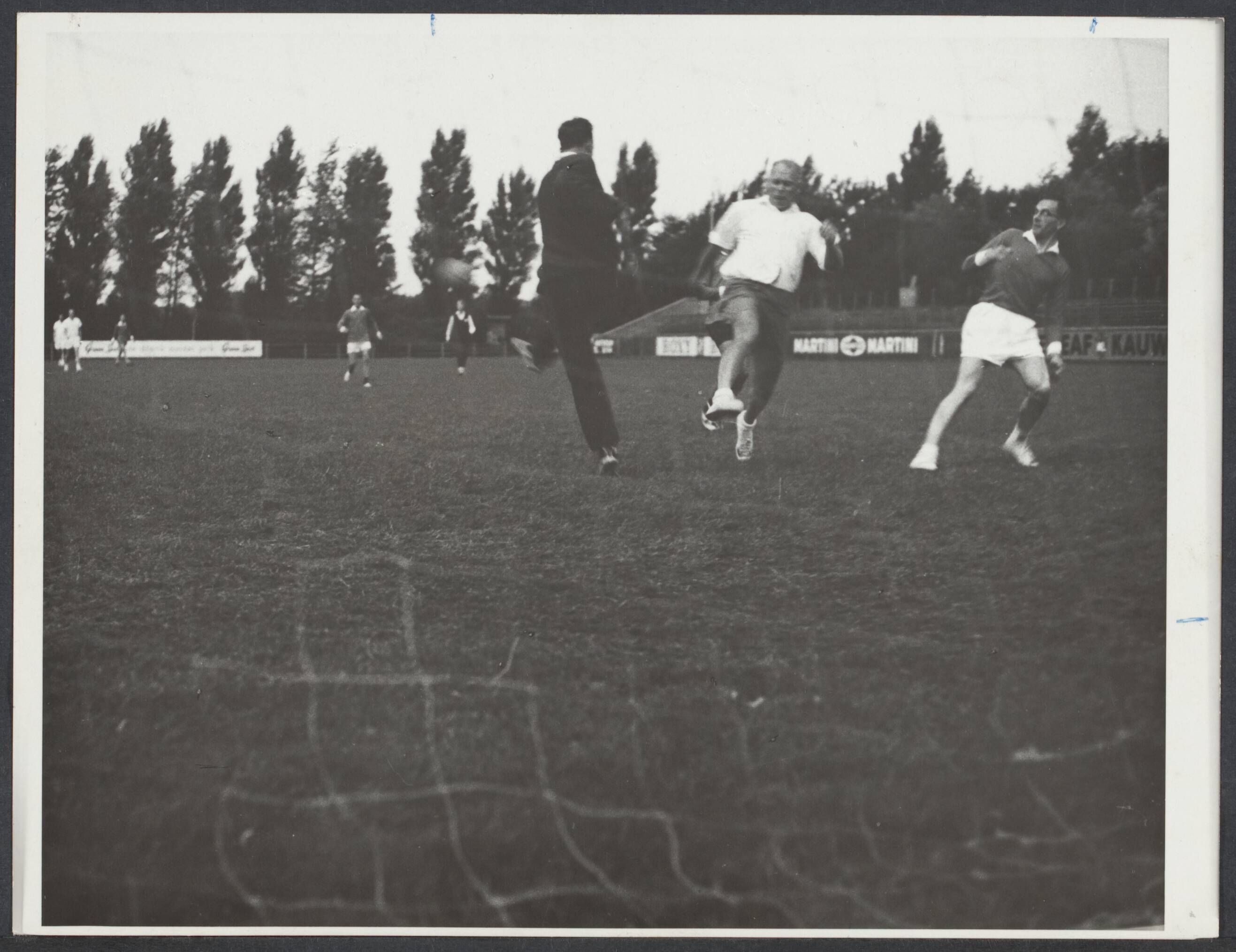 Spaarnestad. Sport en Spel - Nederland — [Serie bedrijfsvoetbal Spaarnestad, diverse jaren] De heer Elfers is weer eens doorgebroken. De robuuste middenvoor was zonder twijfel de gevaarlijkste man van de voorhoede — Foto: Fotograaf Onbekend / Spaarnestad. Licentie: Set B: Rechtenvrij / Publiek Domein. Bron: Nationaal Archief. http://hdl.handle.net/10648/8ed9a3e0-84b1-734c-7f6b-091e4c2f5b72