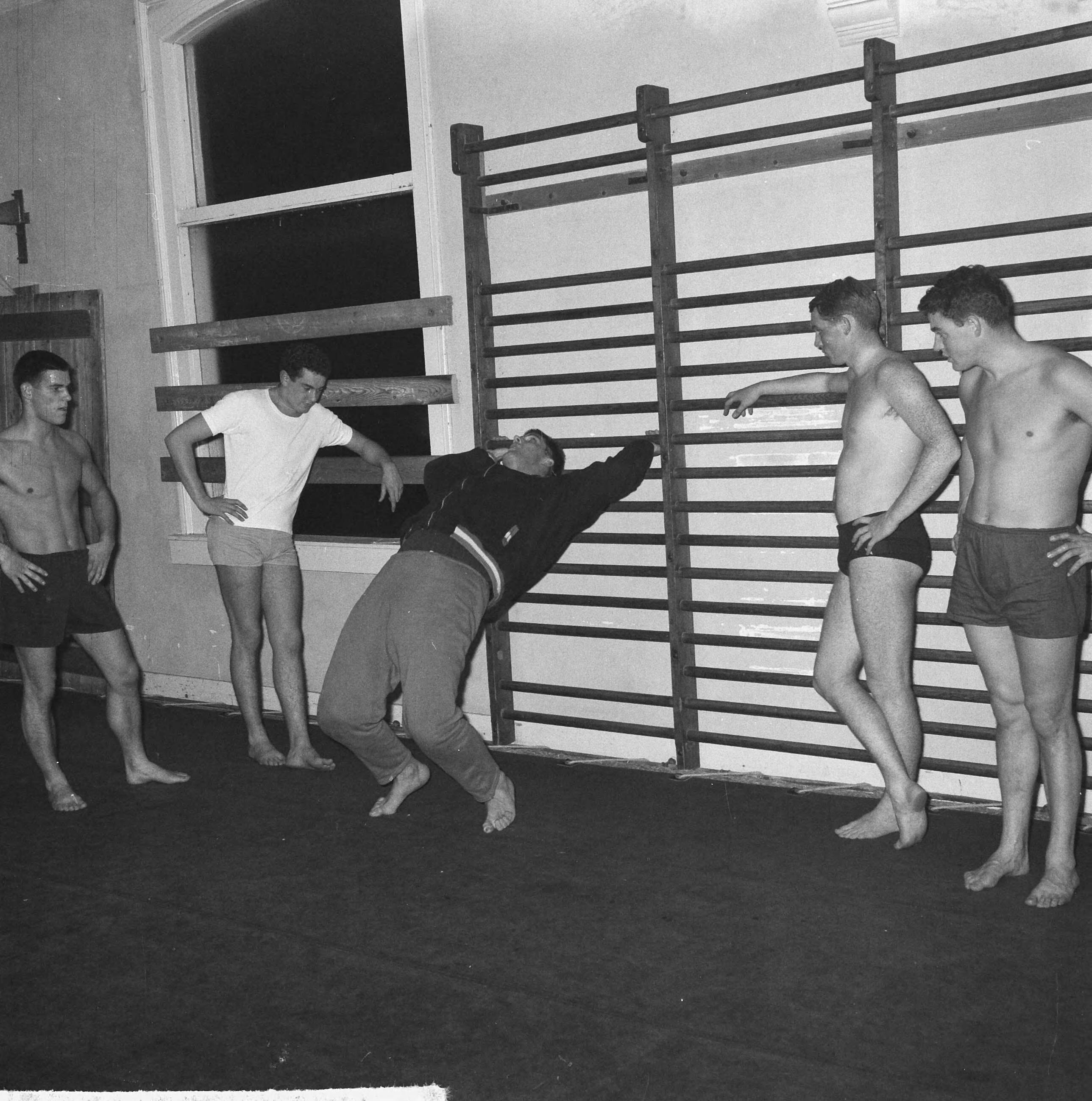 Fotocollectie Anefo — Training van het Nederlands waterpolo zevental door Anton Geesink te Utrecht — Foto: Nijs, Jac. de / Anefo. Licentie: Set B: Rechtenvrij / Publiek Domein. Bron: Nationaal Archief. http://hdl.handle.net/10648/aa1e59a8-d0b4-102d-bcf8-003048976d84