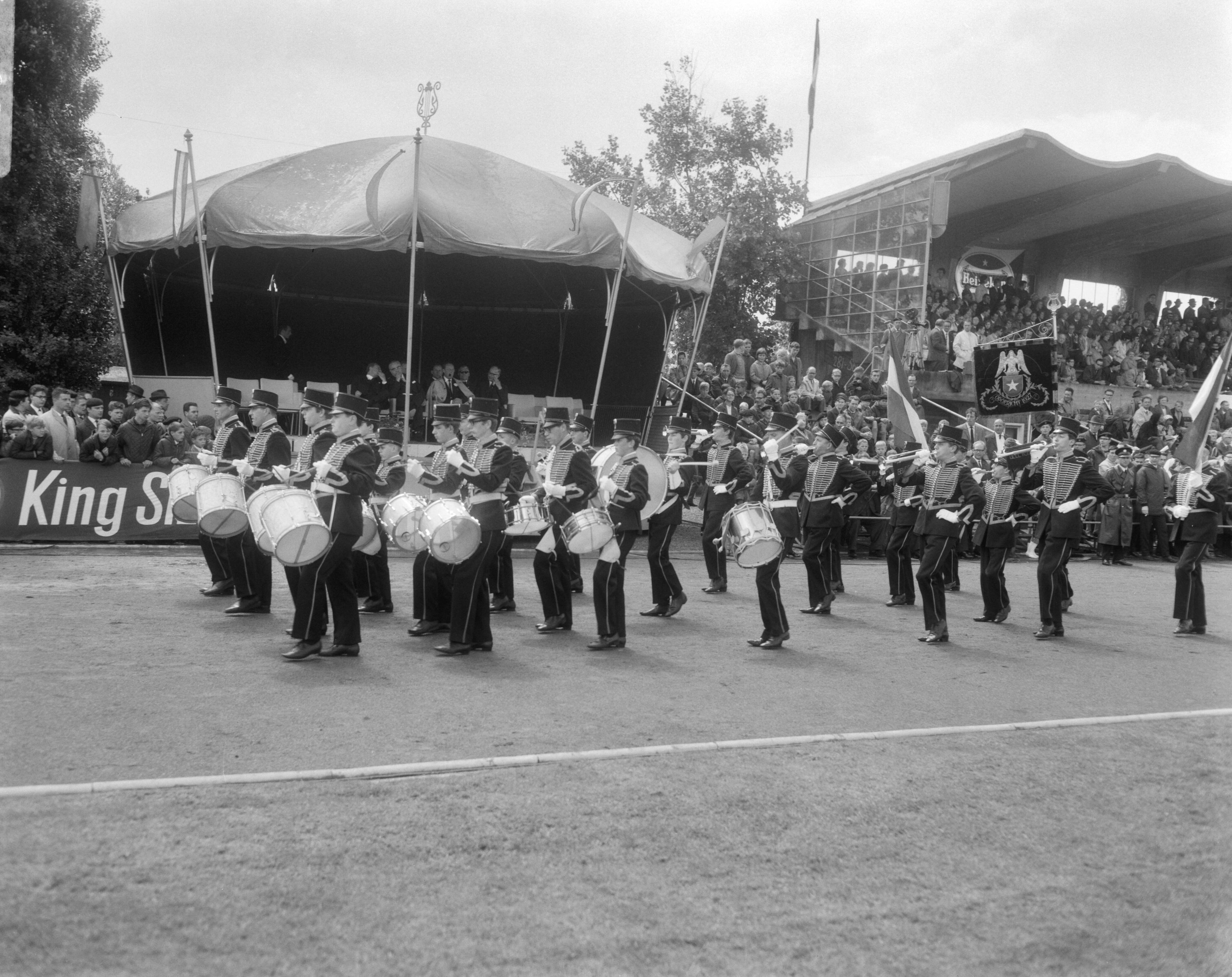 Fotocollectie Anefo — Muziekconcours te Kerkrade, tijdens marswedstrijden — Foto: Bilsen, Joop van / Anefo. Licentie: Set B: Rechtenvrij / Publiek Domein. Bron: Nationaal Archief. http://hdl.handle.net/10648/aaf2d1ec-d0b4-102d-bcf8-003048976d84