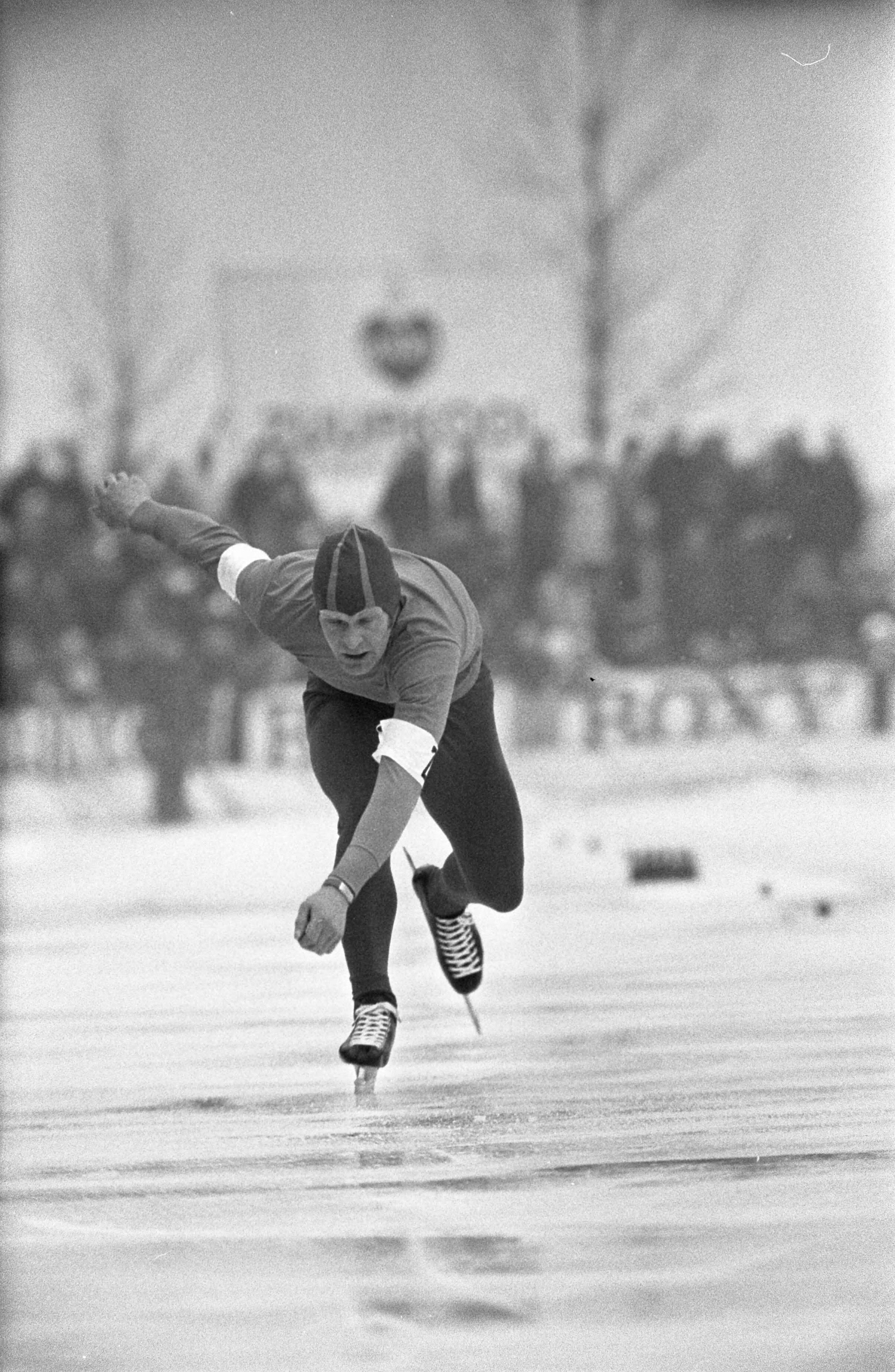 Nederlandse kampioenschappen schaatsen dames en heren te Deventer. — Ned. kampioenschappen schaatsen dames en heren te Deventer. Arie Eriks in aktie — Foto: Fotograaf Onbekend / Anefo. Licentie: Set B: Rechtenvrij / Publiek Domein. Bron: Nationaal Archief. http://hdl.handle.net/10648/ab88e6f0-d0b4-102d-bcf8-003048976d84