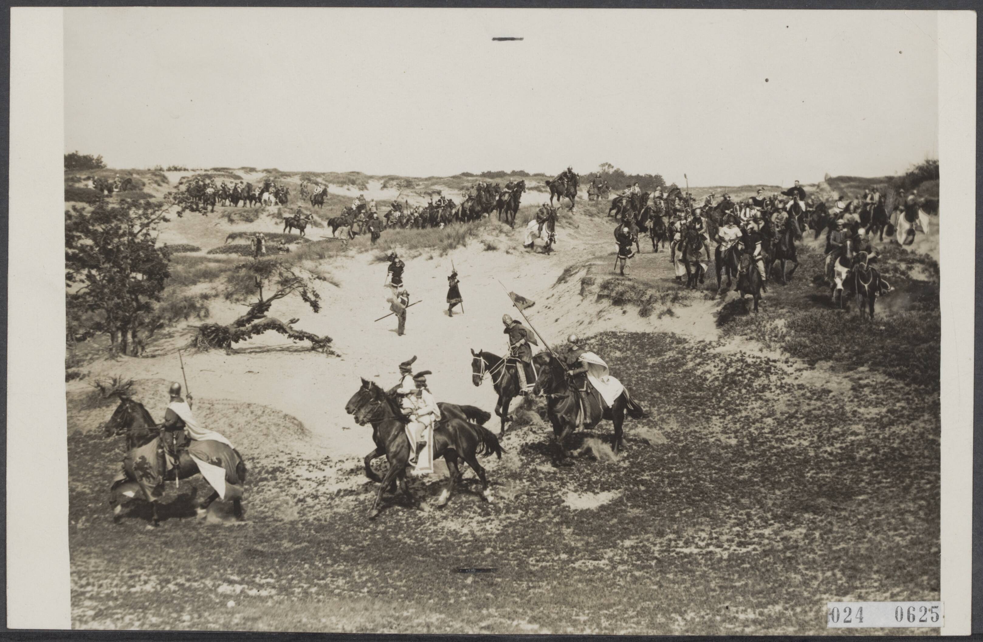 Fotocollectie Elsevier Binnenland — Hippisch feest (strijd Kennemers en Haarlemmers, nl. W. van Haamstede) bij de Blinkert en Kraantje Lek t.b.v. Plaatselijke Comité Haarlem van de Centrale Commissie Uitzending Kinderen naar Buiten — Foto: N.V. Internationaal Persfoto Bureau. Licentie: Set B: Rechtenvrij / Publiek Domein. Bron: Nationaal Archief. http://hdl.handle.net/10648/add7ff18-d0b4-102d-bcf8-003048976d84