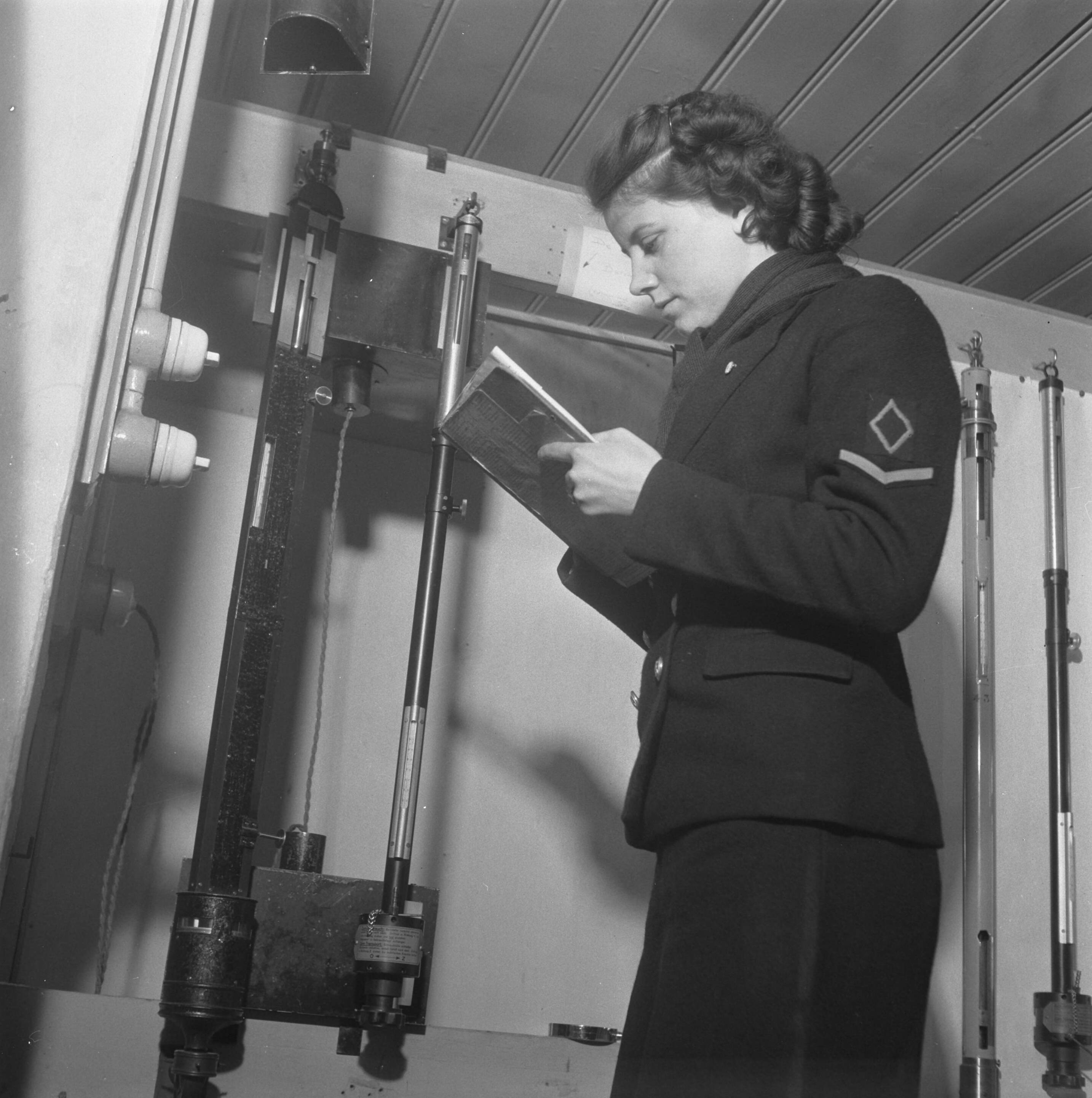 Fotocollectie Anefo — Meteorologisch Instituut te Den Bilt — Foto: Breijer, Charles / Anefo. Licentie: Set B: Rechtenvrij / Publiek Domein. Bron: Nationaal Archief. http://hdl.handle.net/10648/a89b2548-d0b4-102d-bcf8-003048976d84