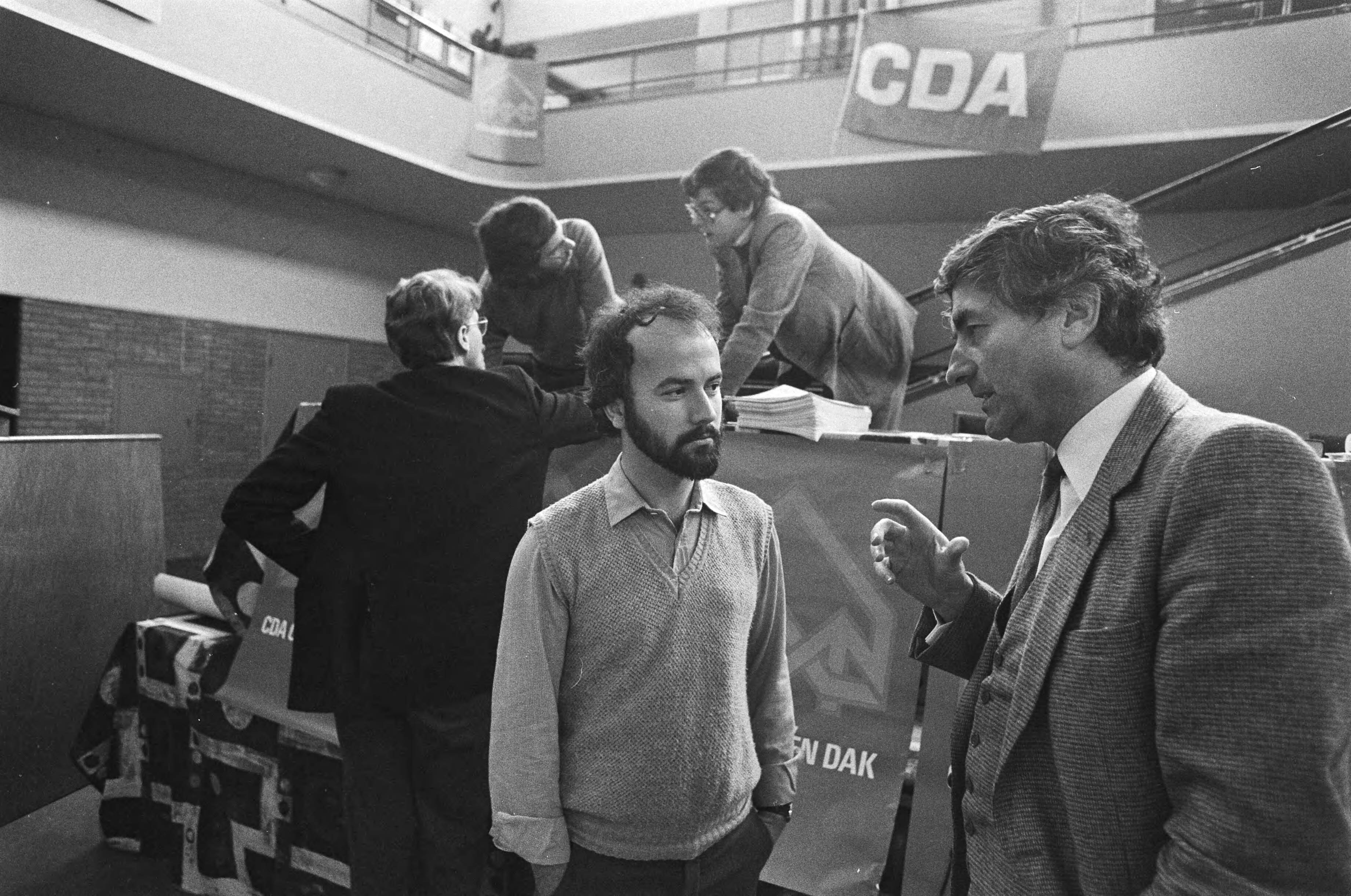 Fotocollectie Anefo — Congres CDJA over samengaan jongerenorganisatie ARP, KVP CHU, ARJOS-voorzitter De Vries , CDA-fractieleider Lubbers — Foto: Croes, Rob C. / Anefo. Licentie: Set B: Rechtenvrij / Publiek Domein. Bron: Nationaal Archief. http://hdl.handle.net/10648/acec9a50-d0b4-102d-bcf8-003048976d84