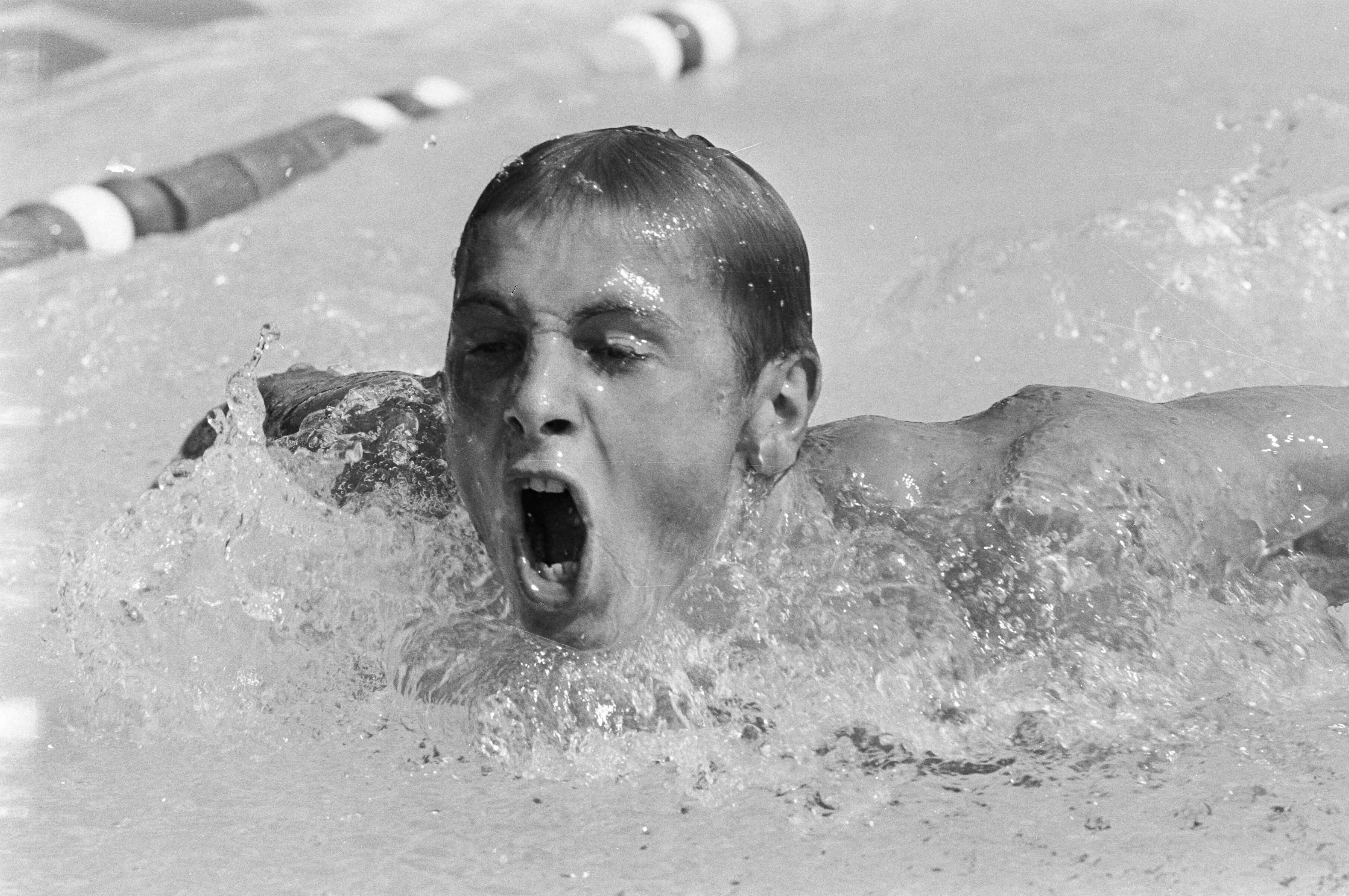 Fotocollectie Anefo — Europese Zwemkampioenschappen te Utrecht, Klano Katzuz (Oost-Duitsland), 4 x 100 meter wisselslag — Foto: Kroon, Ron / Anefo. Licentie: Set B: Rechtenvrij / Publiek Domein. Bron: Nationaal Archief. http://hdl.handle.net/10648/aaf751ae-d0b4-102d-bcf8-003048976d84