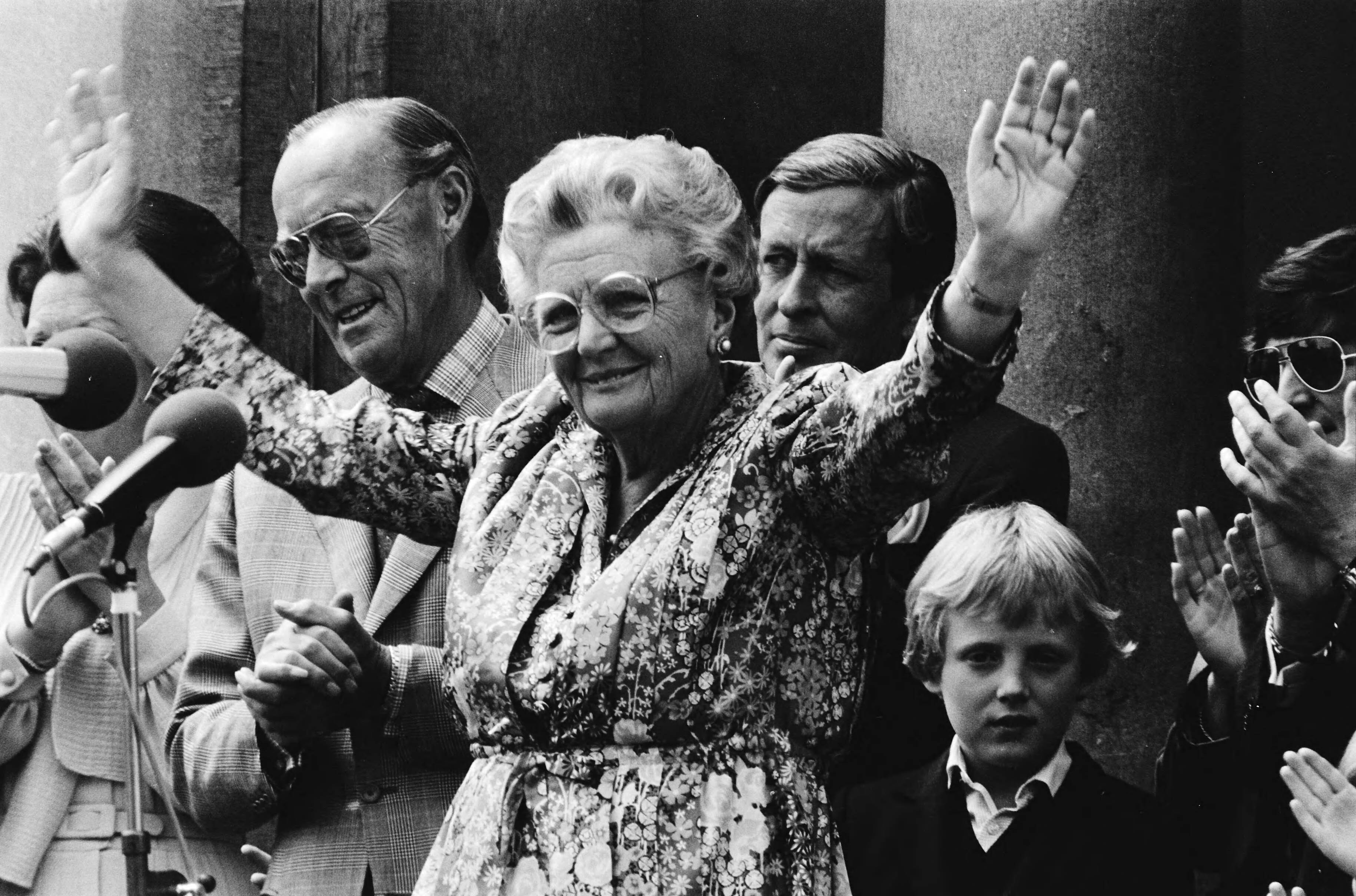 Koninginnedag 1980 — Laatste defilé op paleis Soestdijk; Prinses Juliana tijdens dankwoord; Prinses Juliana dankt het publiek na haar toespraak — Foto: Croes, Rob C. / Anefo. Licentie: Set B: Rechtenvrij / Publiek Domein. Bron: Nationaal Archief. http://hdl.handle.net/10648/ace18bf6-d0b4-102d-bcf8-003048976d84
