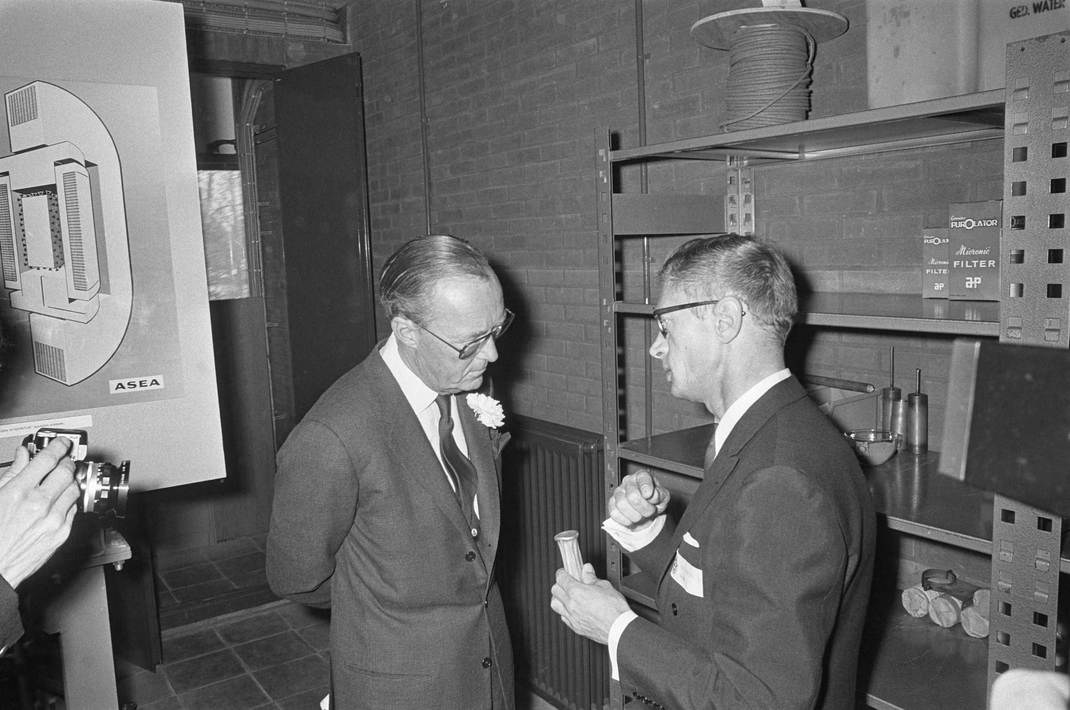 Opening van A. B. Svenska Kullagerfabriken Research Centre te Jutphaas door Prins Bernhard en prins Bert van Zweden — Prins Bernhard in gesprek tijdens rondleiding — Foto: Fotograaf Onbekend / Anefo. Licentie: Set B: Rechtenvrij / Publiek Domein. Bron: Nationaal Archief. http://hdl.handle.net/10648/abe75db6-d0b4-102d-bcf8-003048976d84