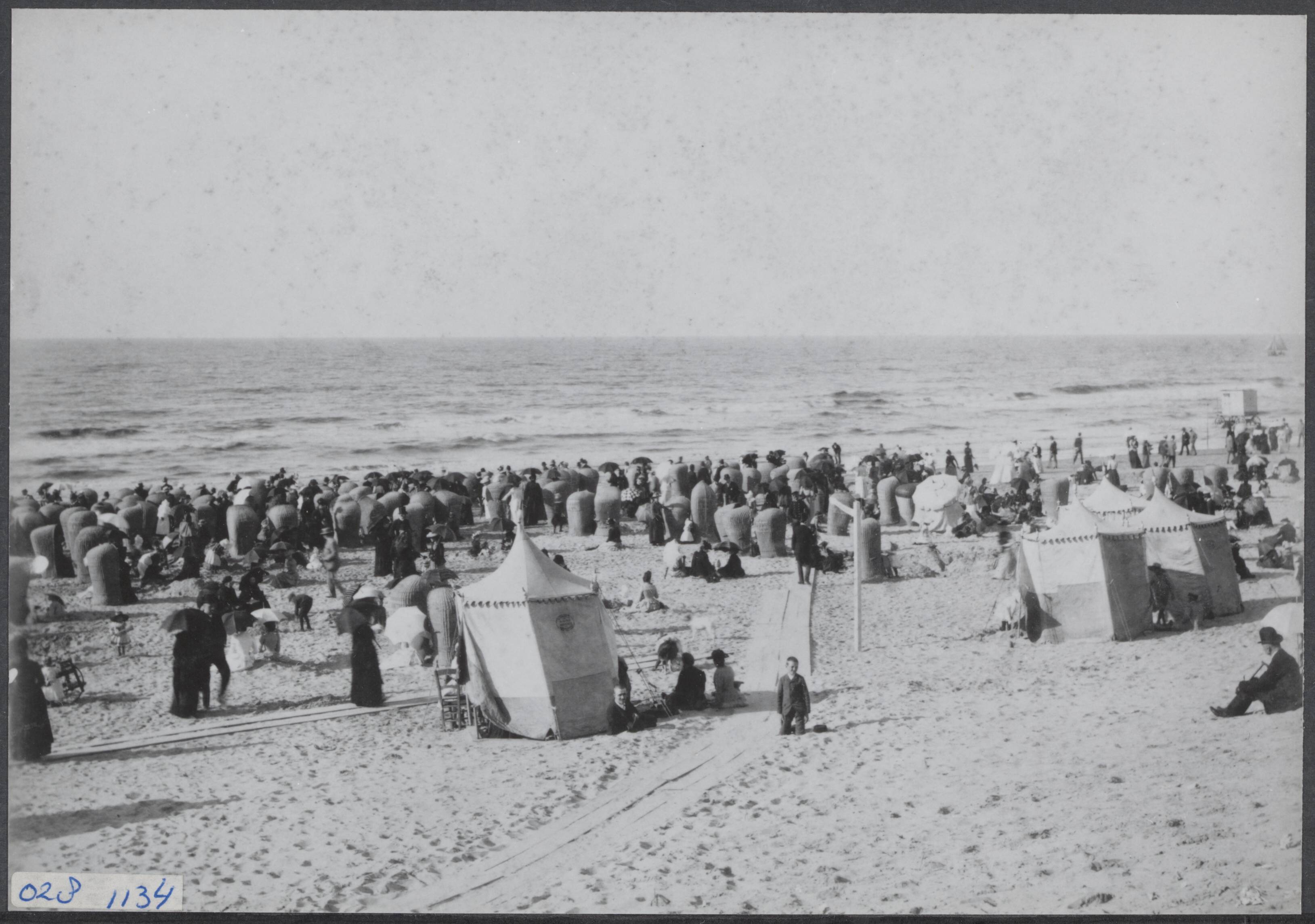 Fotocollectie Elsevier Binnenland — Scheveningen. Strand — Foto: Onbekend / Publiek Domein of Rechtenvrij. Licentie: Set B: Rechtenvrij / Publiek Domein. Bron: Nationaal Archief. http://hdl.handle.net/10648/addfdd28-d0b4-102d-bcf8-003048976d84