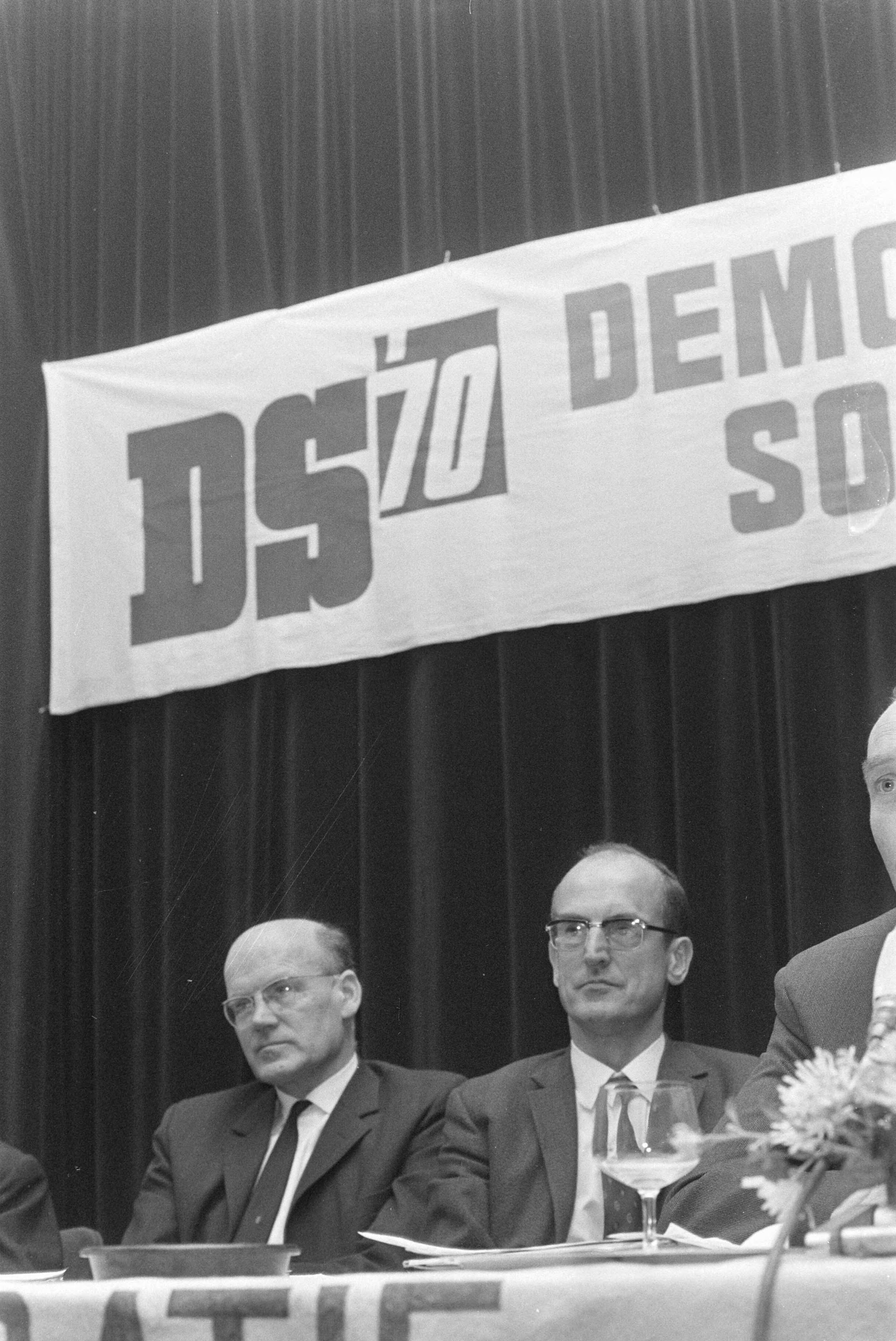 Fotocollectie Anefo — Eerste verkiezingsvergadering DS70 in Utrecht — Foto: Mieremet, Rob / Anefo. Licentie: Set B: Rechtenvrij / Publiek Domein. Bron: Nationaal Archief. http://hdl.handle.net/10648/abb38e82-d0b4-102d-bcf8-003048976d84
