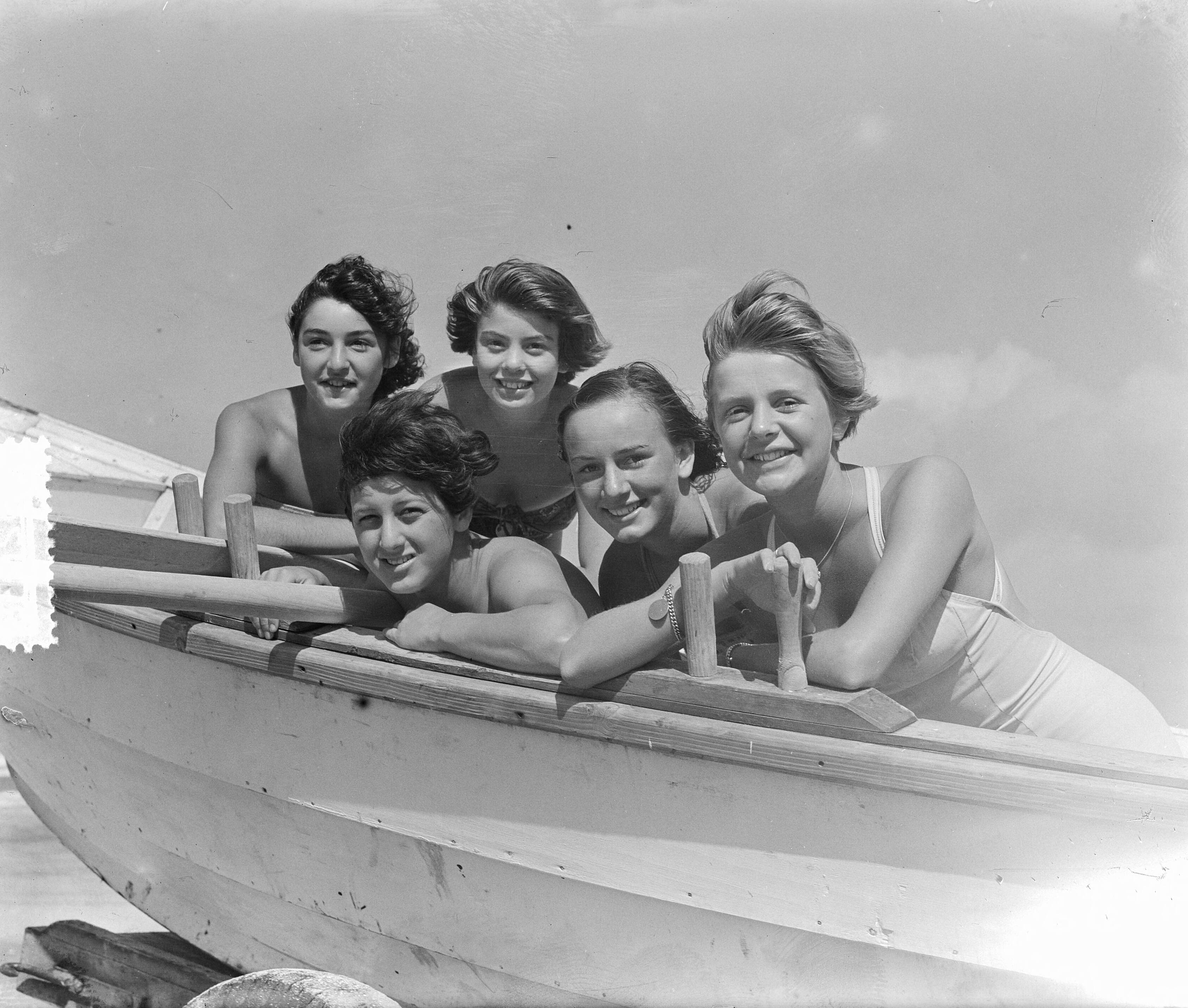 Fotocollectie Anefo — Strandplaatjes Zandvoort. Badschonen — Foto: Pot, Harry / Anefo. Licentie: Set B: Rechtenvrij / Publiek Domein. Bron: Nationaal Archief. http://hdl.handle.net/10648/a8fe4cea-d0b4-102d-bcf8-003048976d84