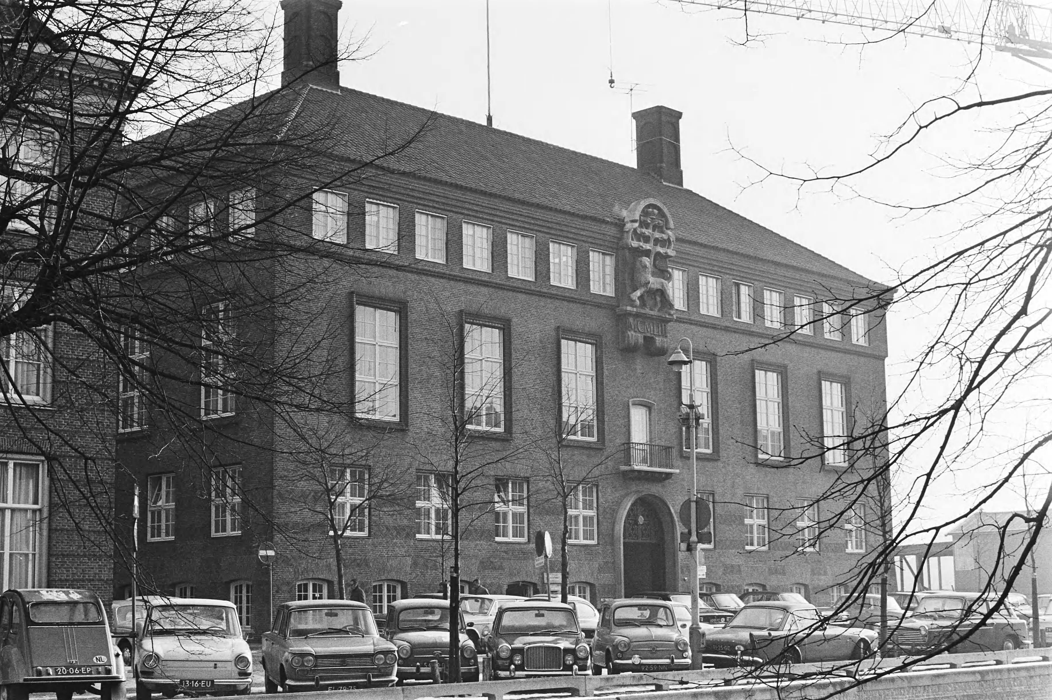 Fotocollectie Anefo — Gebouw van Ministerie van Onderwijs en Wetenschappen, Nieuwe Uitleg , Den Haag , exterieur — Foto: Evers, Joost / Anefo. Licentie: Set B: Rechtenvrij / Publiek Domein. Bron: Nationaal Archief. http://hdl.handle.net/10648/abaf263a-d0b4-102d-bcf8-003048976d84