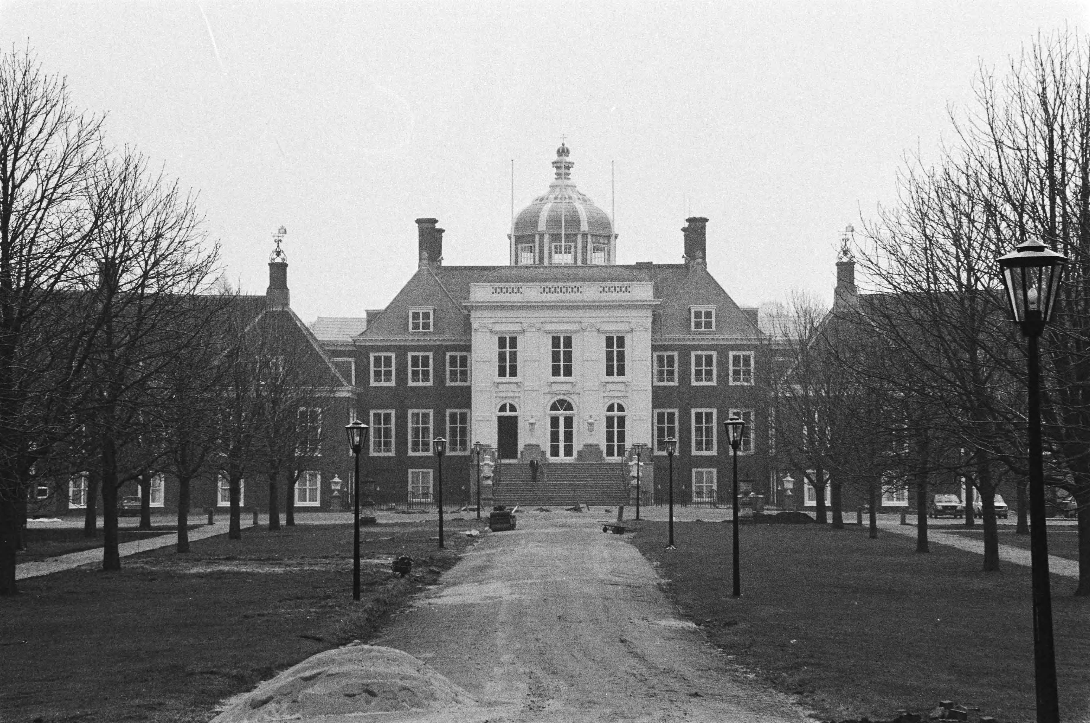 Fotocollectie Anefo — Paleis Huis ten Bosch ( Den Haag ) zal na lange verbouwing in augustus door Beatrix en gezin bewoond worden — Foto: Dijk, Hans van / Anefo. Licentie: Set B: Rechtenvrij / Publiek Domein. Bron: Nationaal Archief. http://hdl.handle.net/10648/acf4fe52-d0b4-102d-bcf8-003048976d84