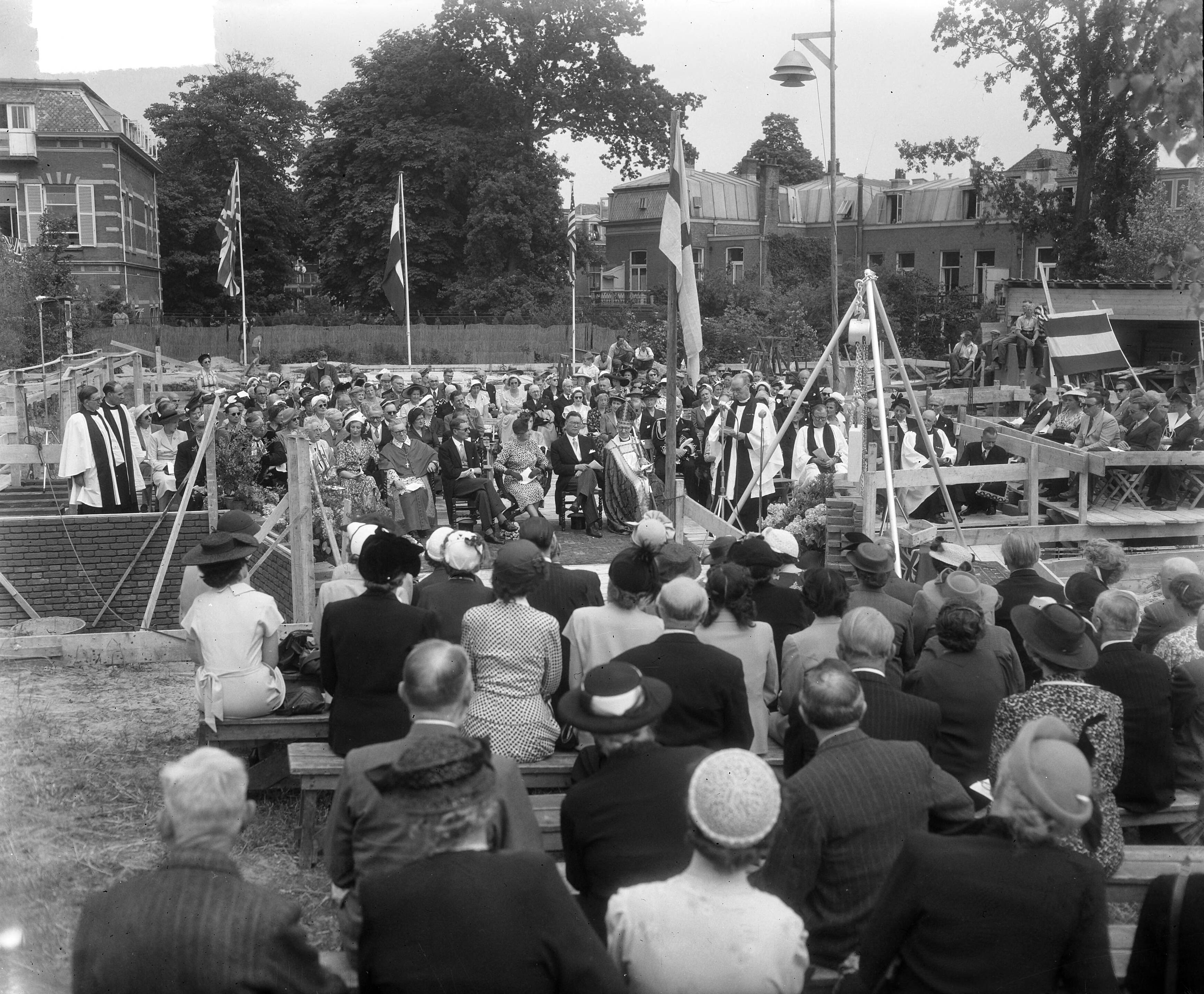 Fotocollectie Anefo — Eerste steenlegging voor de nieuwe Engelse en Amerikaanse Episcopale kerk aan de Riouwstraat te Den Haag, door Prinses Alice, gravin van Athlone — Foto: Duinen, H. van / Anefo. Licentie: Set B: Rechtenvrij / Publiek Domein. Bron: Nationaal Archief. http://hdl.handle.net/10648/a8ebd60a-d0b4-102d-bcf8-003048976d84