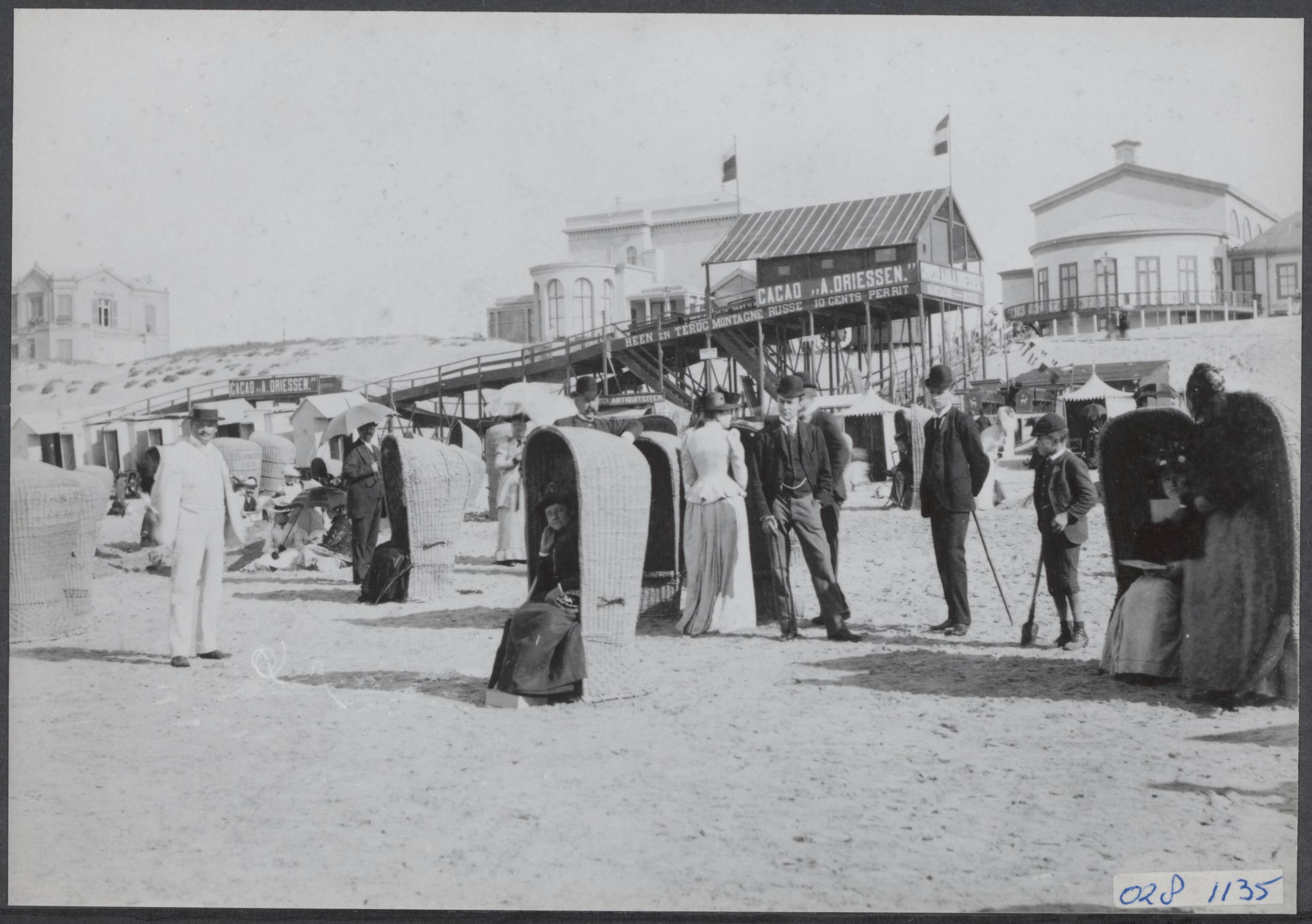 Fotocollectie Elsevier Binnenland — Scheveningen. Strand — Foto: Onbekend / Publiek Domein of Rechtenvrij. Licentie: Set B: Rechtenvrij / Publiek Domein. Bron: Nationaal Archief. http://hdl.handle.net/10648/addfdddc-d0b4-102d-bcf8-003048976d84