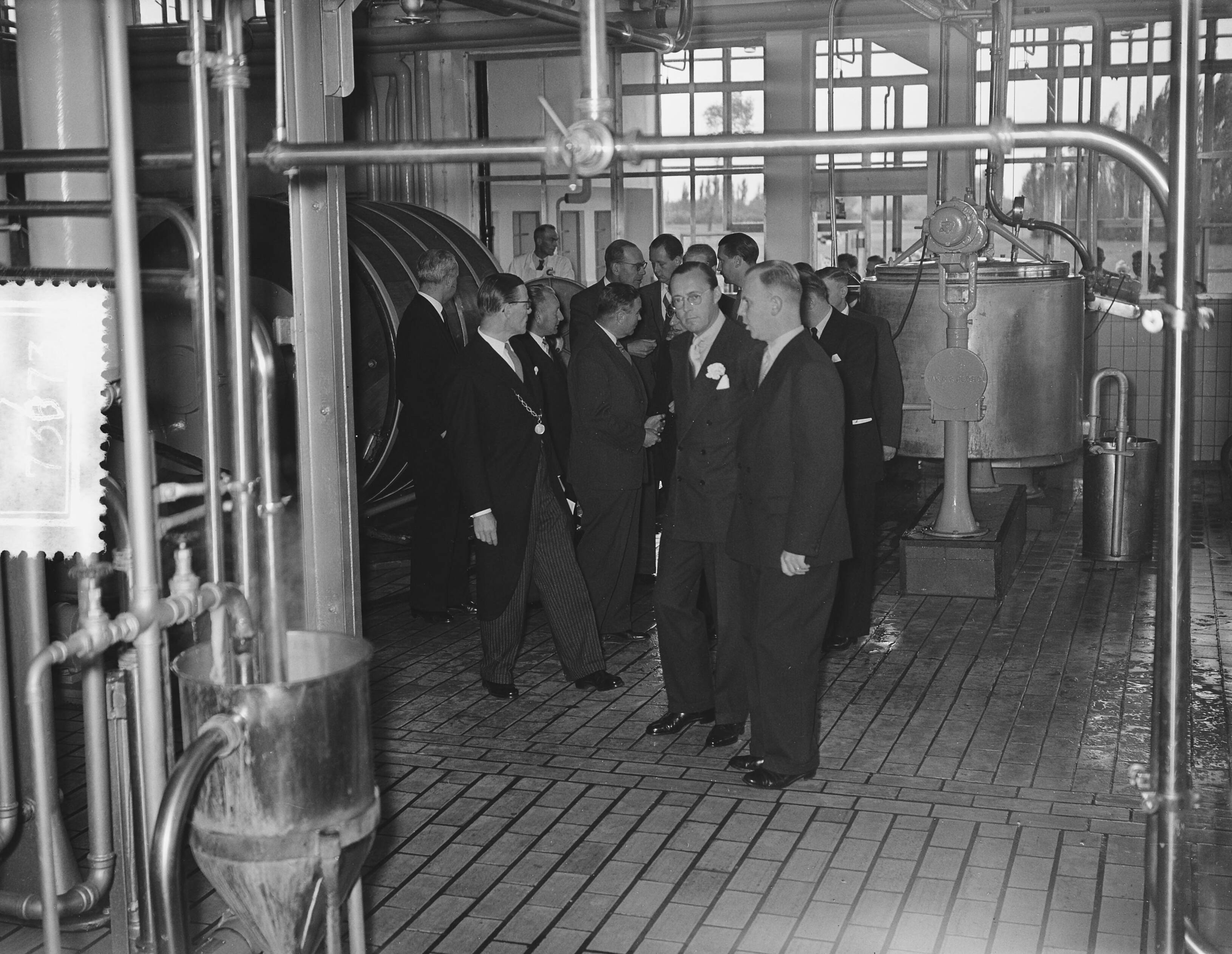 Prins Bernhard bezoekt West-Brabant — Prins Bernhard bezoekt industriegebied Etten-Leur. Bezoek aan Coop. Zuivelfabriek "De Hoop" te Etten — Foto: Bilsen, Joop van / Anefo. Licentie: Set B: Rechtenvrij / Publiek Domein. Bron: Nationaal Archief. http://hdl.handle.net/10648/a93c2cf4-d0b4-102d-bcf8-003048976d84