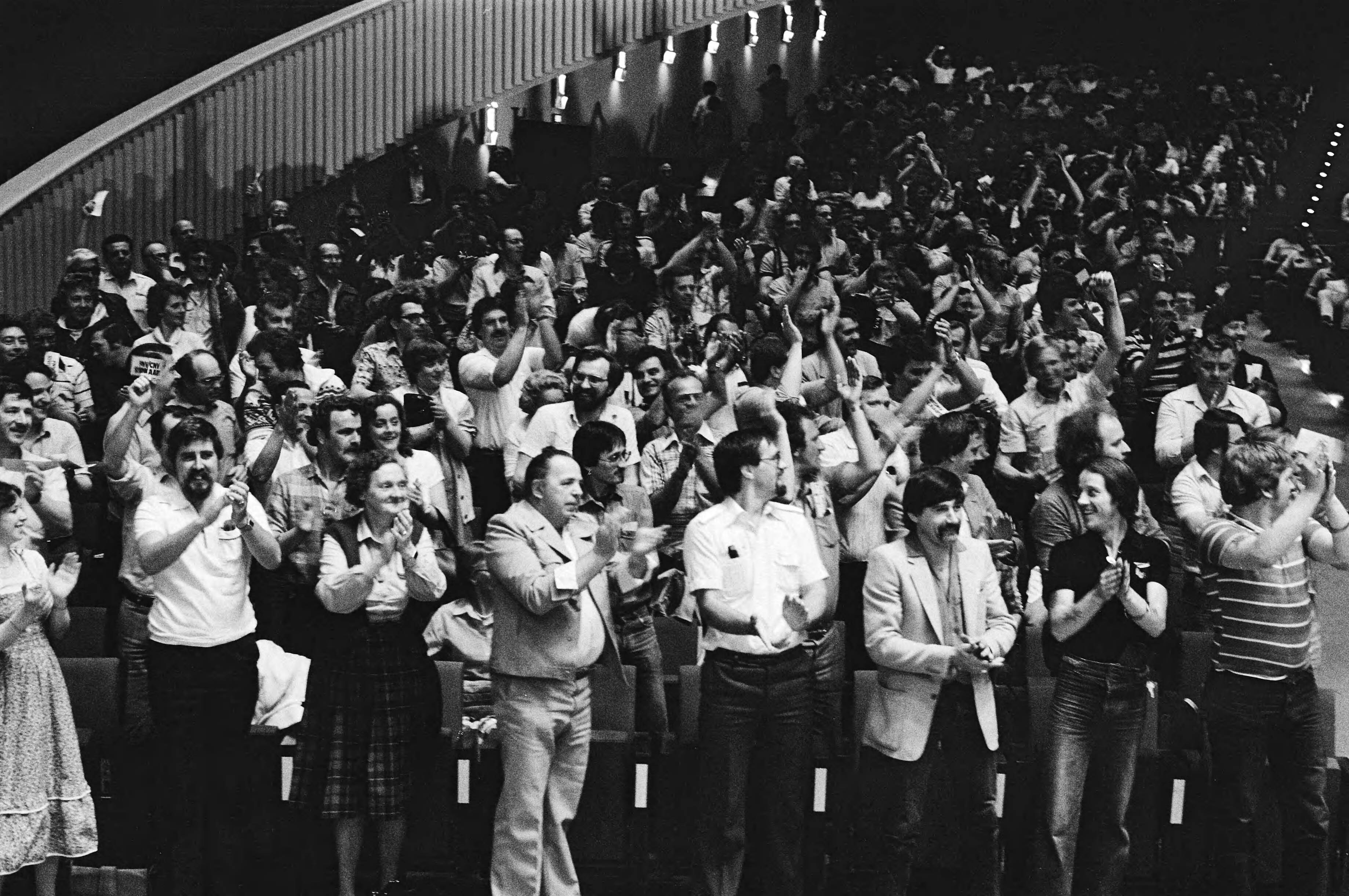 Fotocollectie Anefo — 1400 stakers HTM hebben in Den Haag besloten aktie minstens een week voort te zetten, applaudiserende stakers tijdens de vergadering — Foto: Croes, Rob C. / Anefo. Licentie: Set B: Rechtenvrij / Publiek Domein. Bron: Nationaal Archief. http://hdl.handle.net/10648/acfb6760-d0b4-102d-bcf8-003048976d84