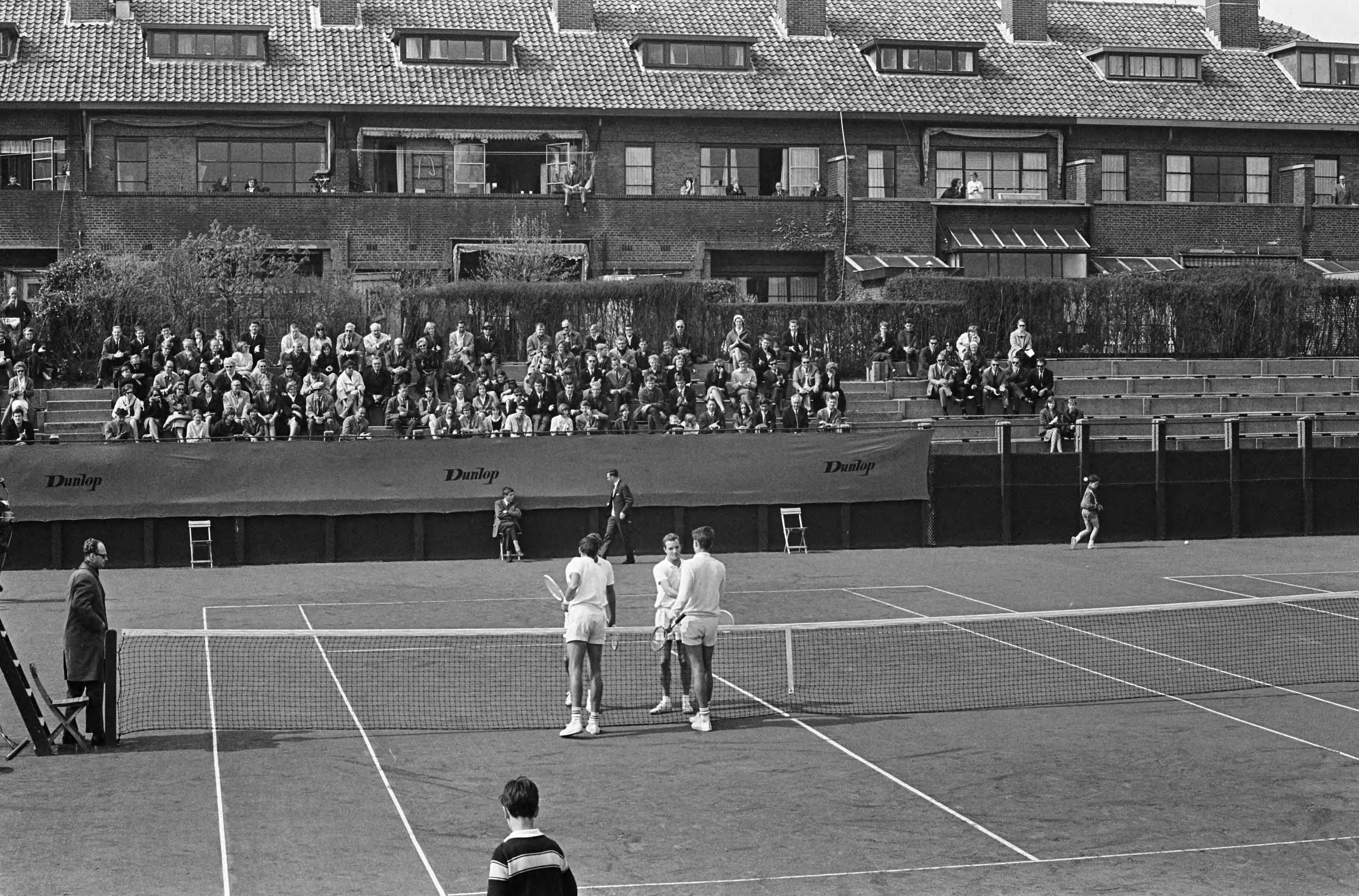 Fotocollectie Anefo — Tennis. Davis Cup wedstrijd Nederland tegen Zuid Afrika op de METS-banen te Scheveningen. Na afloop herendubbel — Foto: Steinmeier, Hans / Anefo. Licentie: Set B: Rechtenvrij / Publiek Domein. Bron: Nationaal Archief. http://hdl.handle.net/10648/aaa449c8-d0b4-102d-bcf8-003048976d84