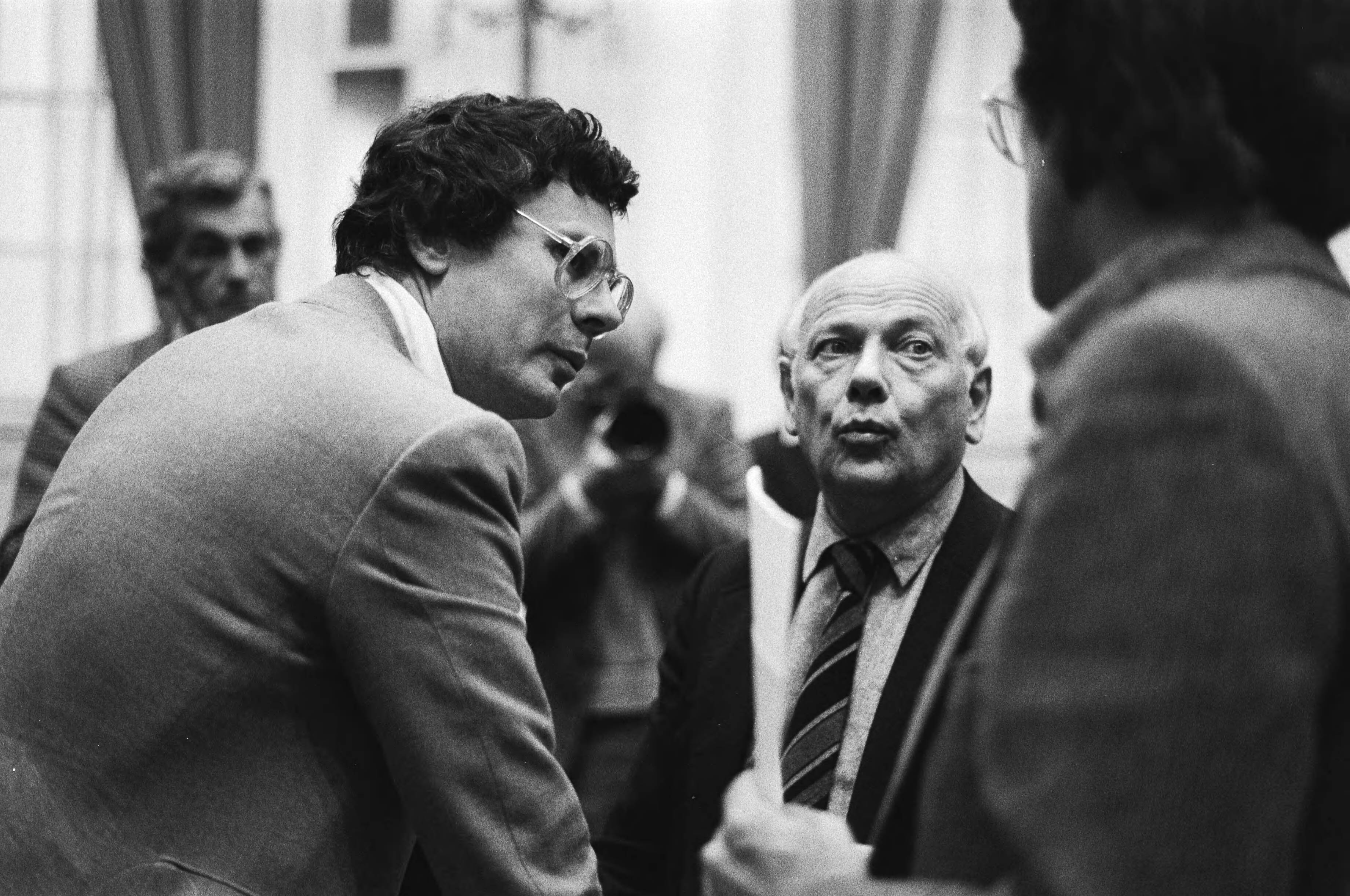 Tweede Kamer, stemmingen over moties Bestek 1981 — Den Uyl en Kosto (links) — Foto: Bogaerts, Rob / Anefo. Licentie: Set B: Rechtenvrij / Publiek Domein. Bron: Nationaal Archief. http://hdl.handle.net/10648/accaa7ba-d0b4-102d-bcf8-003048976d84