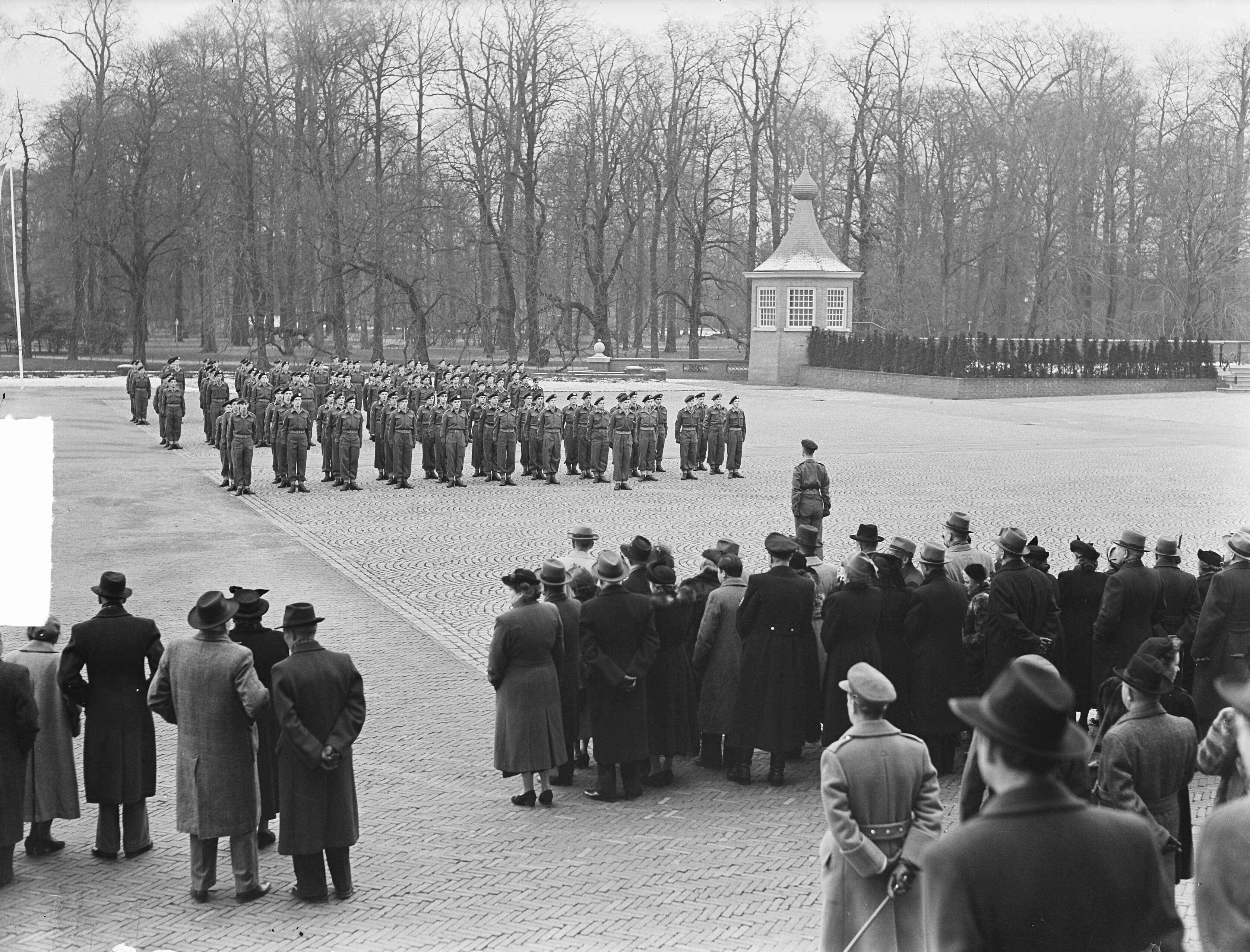 KMA Breda. Nieuwe cadetten — Foto: Pot, Harry / Anefo. — Licentie: Set B: Rechtenvrij / Publiek Domein. Bron: Nationaal Archief. http://hdl.handle.net/10648/a8e30d40-d0b4-102d-bcf8-003048976d84