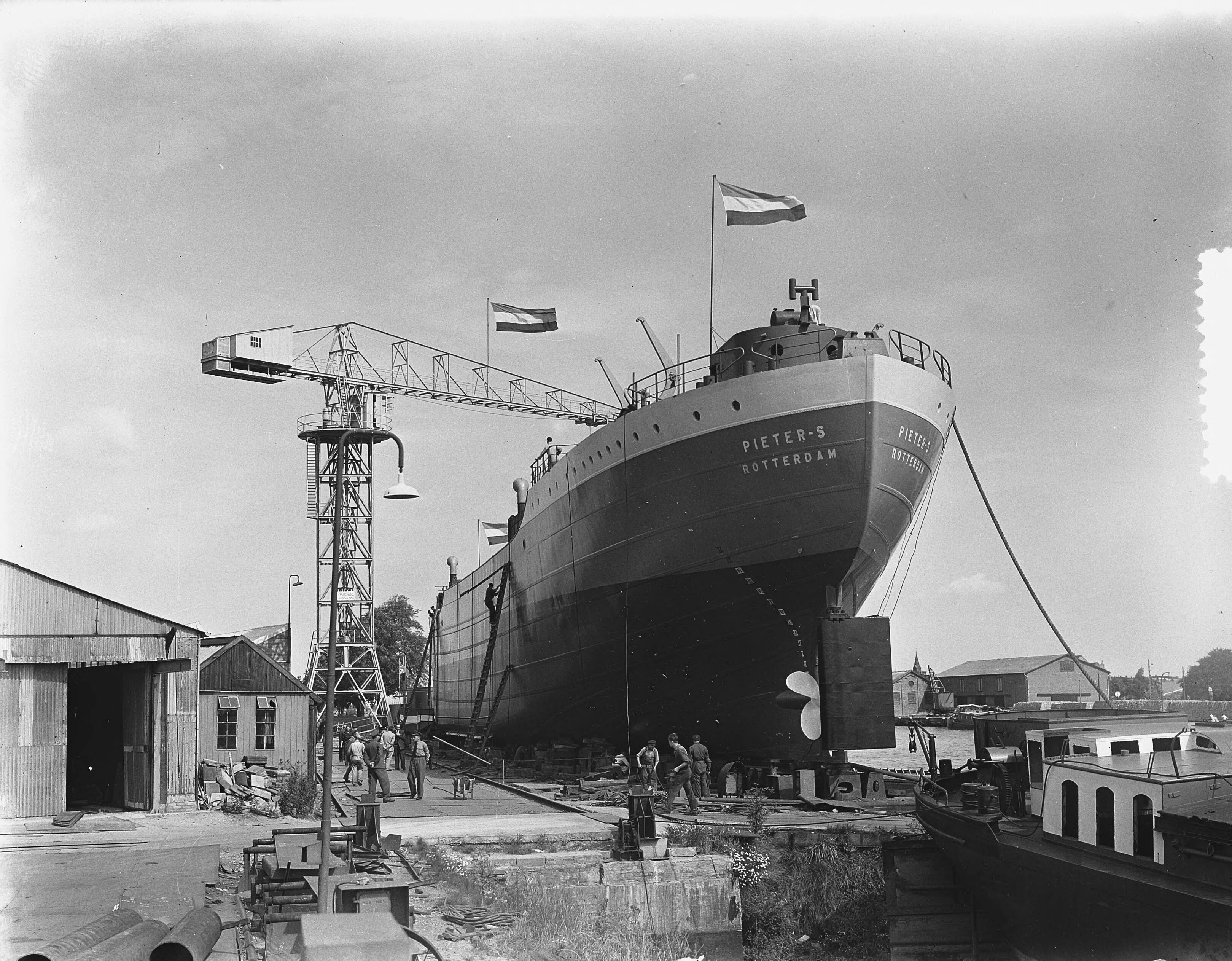Fotocollectie Anefo — Tewaterlating van motorschip "Pieter S.", gebouw voor de Rotterdamse Kolencentrale bij de N.V. Terneuzense Scheepsbouwmaatschappij — Foto: Duinen, H. van / Anefo. Licentie: Set B: Rechtenvrij / Publiek Domein. Bron: Nationaal Archief. http://hdl.handle.net/10648/a91155a6-d0b4-102d-bcf8-003048976d84