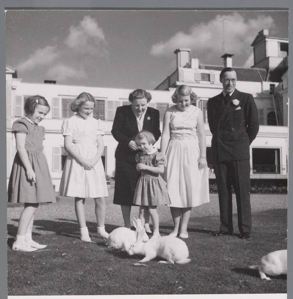 Fotocollectie RVD / Koninklijk Huis — Koningin Juliana en prins Bernhard metde prinsessen Beatrix, Irene, Margriet en Marijke in de tuin bij Paleis Soestdijk met konijnen — Foto: Onbekend / RVD. Licentie: Set B: Rechtenvrij / Publiek Domein. Bron: Nationaal Archief. http://hdl.handle.net/10648/afac3eee-d0b4-102d-bcf8-003048976d84