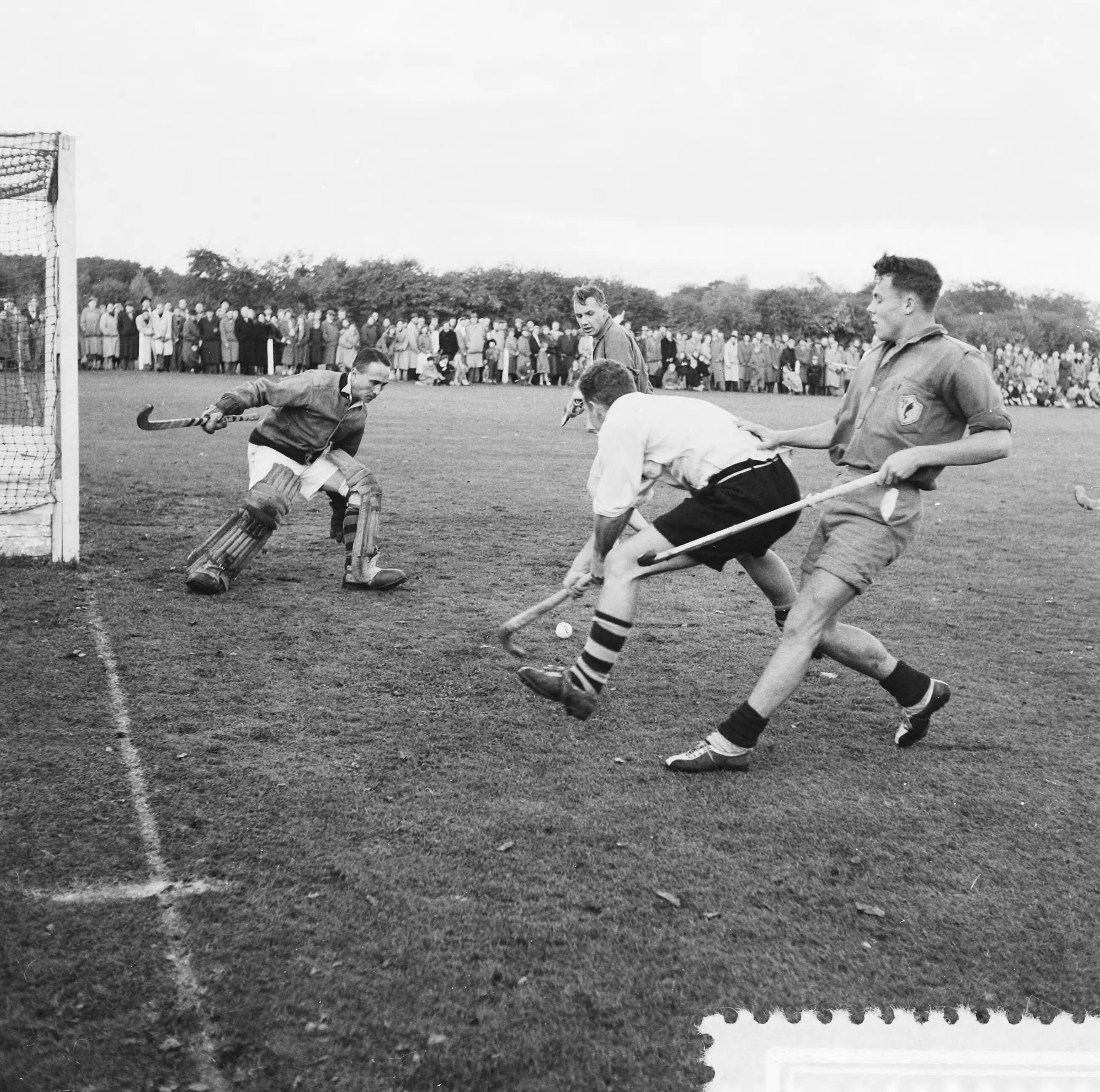 Fotocollectie Anefo — Hockey Laren tegen HHYC 2-0 — Foto: Behrens, Herbert F. / Anefo. Licentie: Set B: Rechtenvrij / Publiek Domein. Bron: Nationaal Archief. http://hdl.handle.net/10648/ad76cb26-d0b4-102d-bcf8-003048976d84