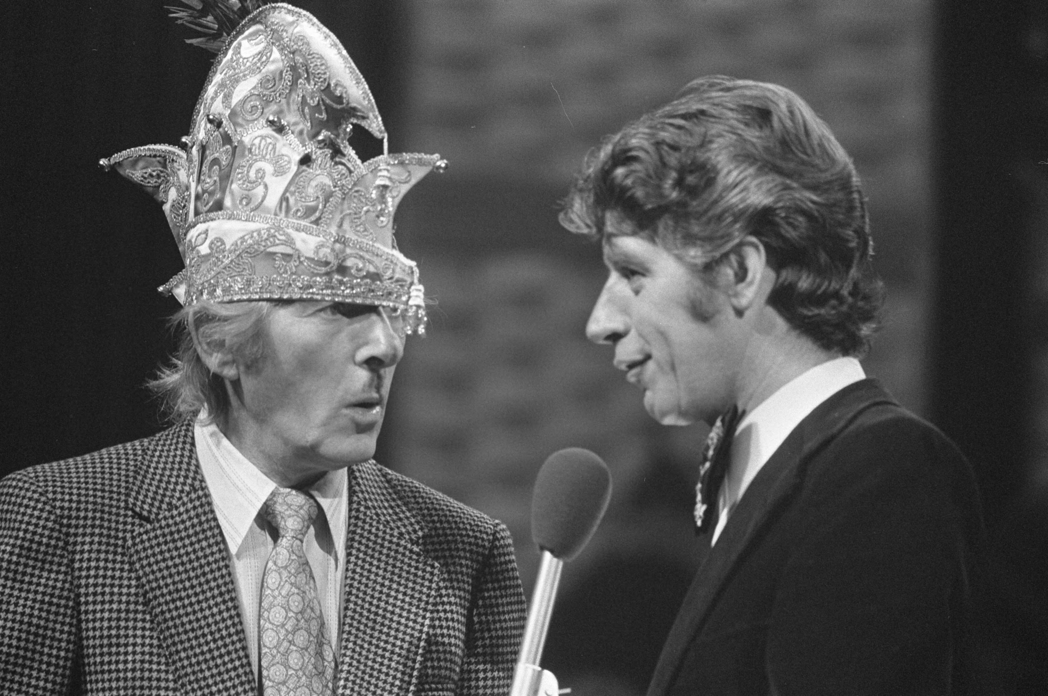 Fotocollectie Anefo — Prinses Beatrix en Prins Claus wonen Uniceffeest bij in Congresgebouw Den Haag , (l) danny kaye, (r) Rudi Carrell — Foto: Mieremet, Rob / Anefo. Licentie: Set B: Rechtenvrij / Publiek Domein. Bron: Nationaal Archief. http://hdl.handle.net/10648/abd6abf6-d0b4-102d-bcf8-003048976d84