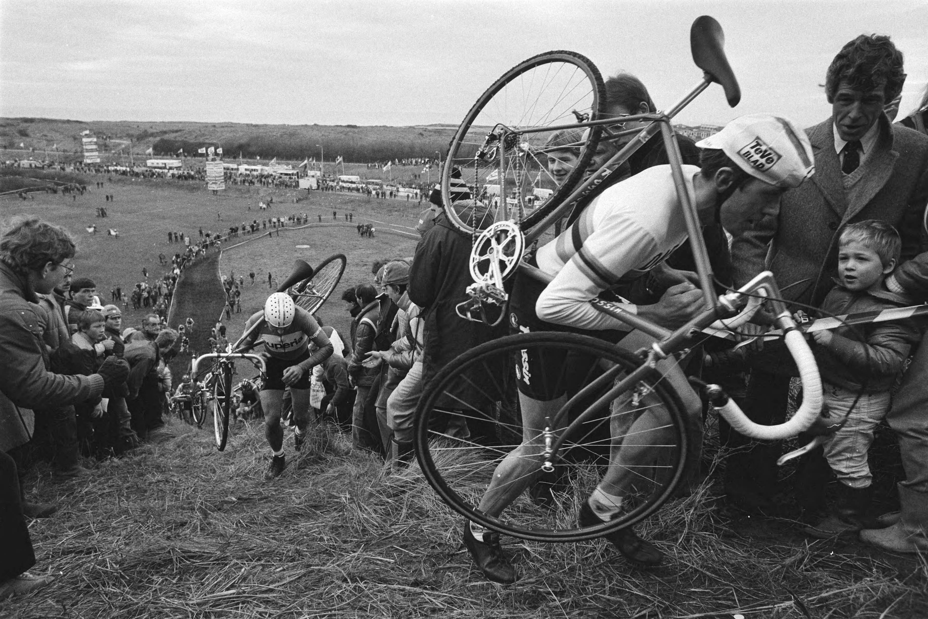 Fotocollectie Anefo — Ned. kampioensschap Veldrijden in Den Haag . Nederlands kampioen Hennie Stamsnijder en (l.) Groenendaal in aktie — Foto: Croes, Rob C. / Anefo. Licentie: Set B: Rechtenvrij / Publiek Domein. Bron: Nationaal Archief. http://hdl.handle.net/10648/ad0e9ad8-d0b4-102d-bcf8-003048976d84