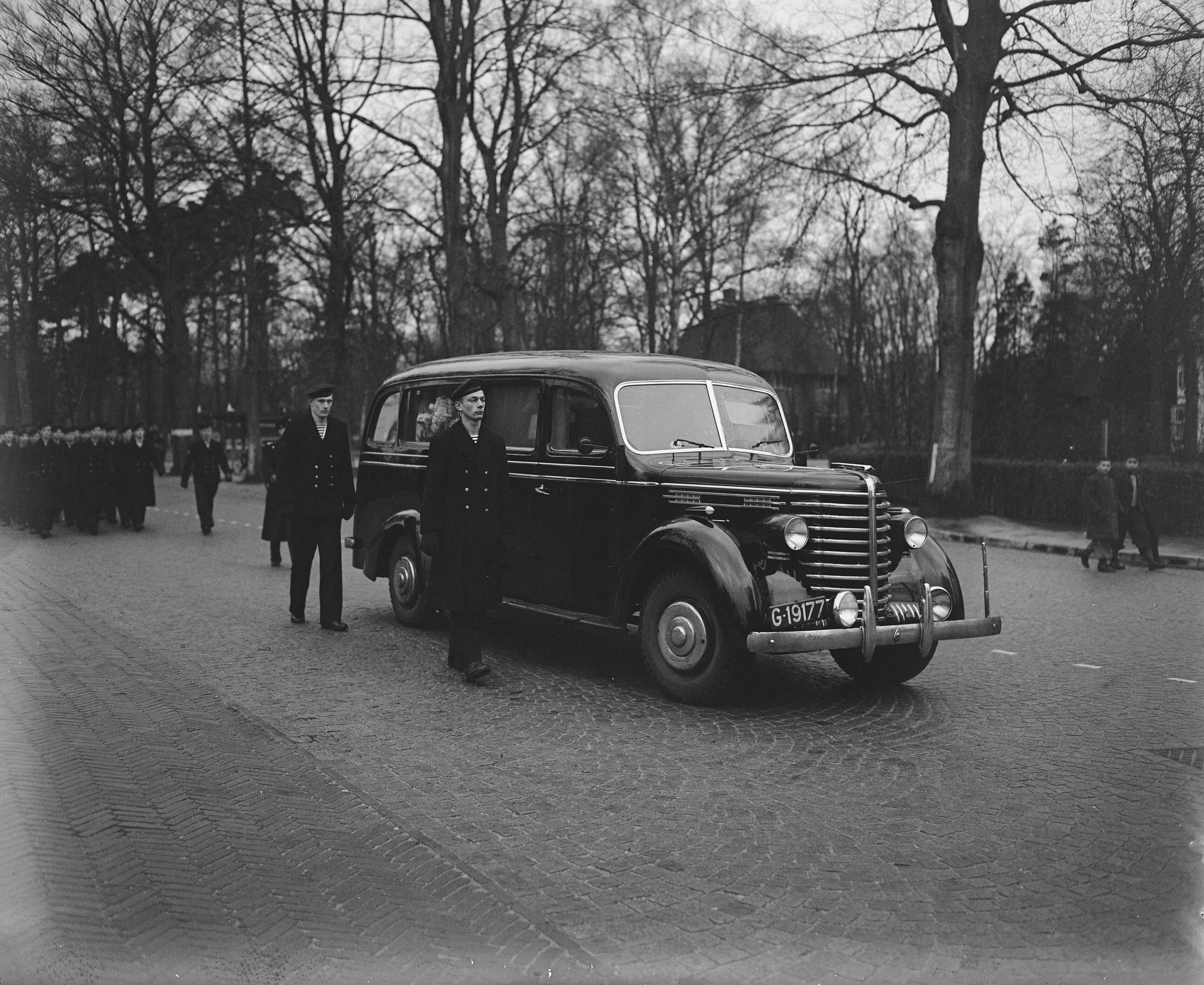Fotocollectie Anefo — Begrafenis matroos-zeemilicien J.C. Arentsen — Foto: Snikkers, Anton / Anefo. Licentie: Set B: Rechtenvrij / Publiek Domein. Bron: Nationaal Archief. http://hdl.handle.net/10648/a8b28e36-d0b4-102d-bcf8-003048976d84