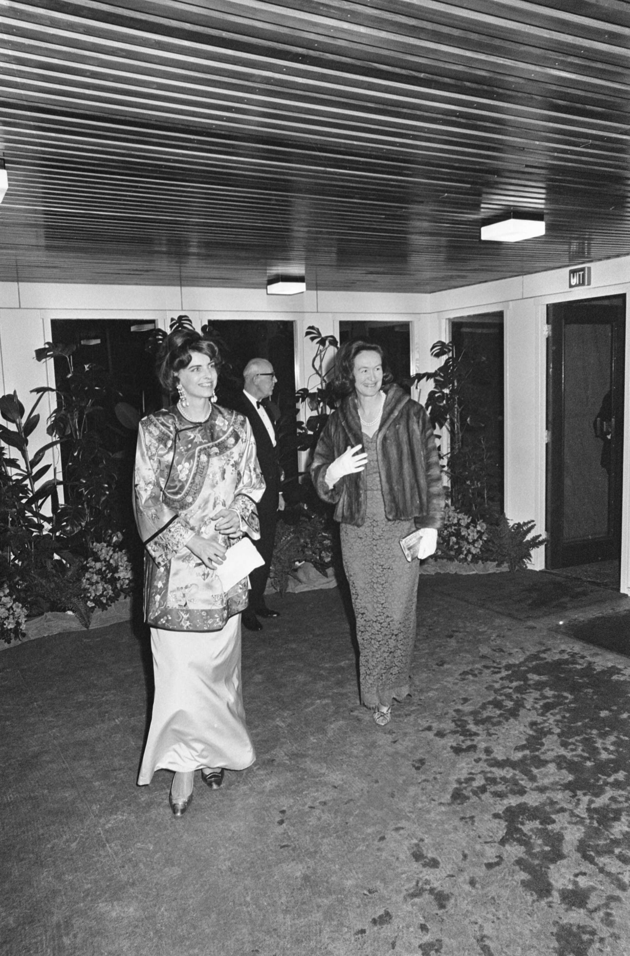 Fotocollectie Anefo — Feestelijke voorstelling in circusgebouw te Scheveningen — Foto: Kroon, Ron / Anefo. Licentie: Set B: Rechtenvrij / Publiek Domein. Bron: Nationaal Archief. http://hdl.handle.net/10648/ab0b639c-d0b4-102d-bcf8-003048976d84