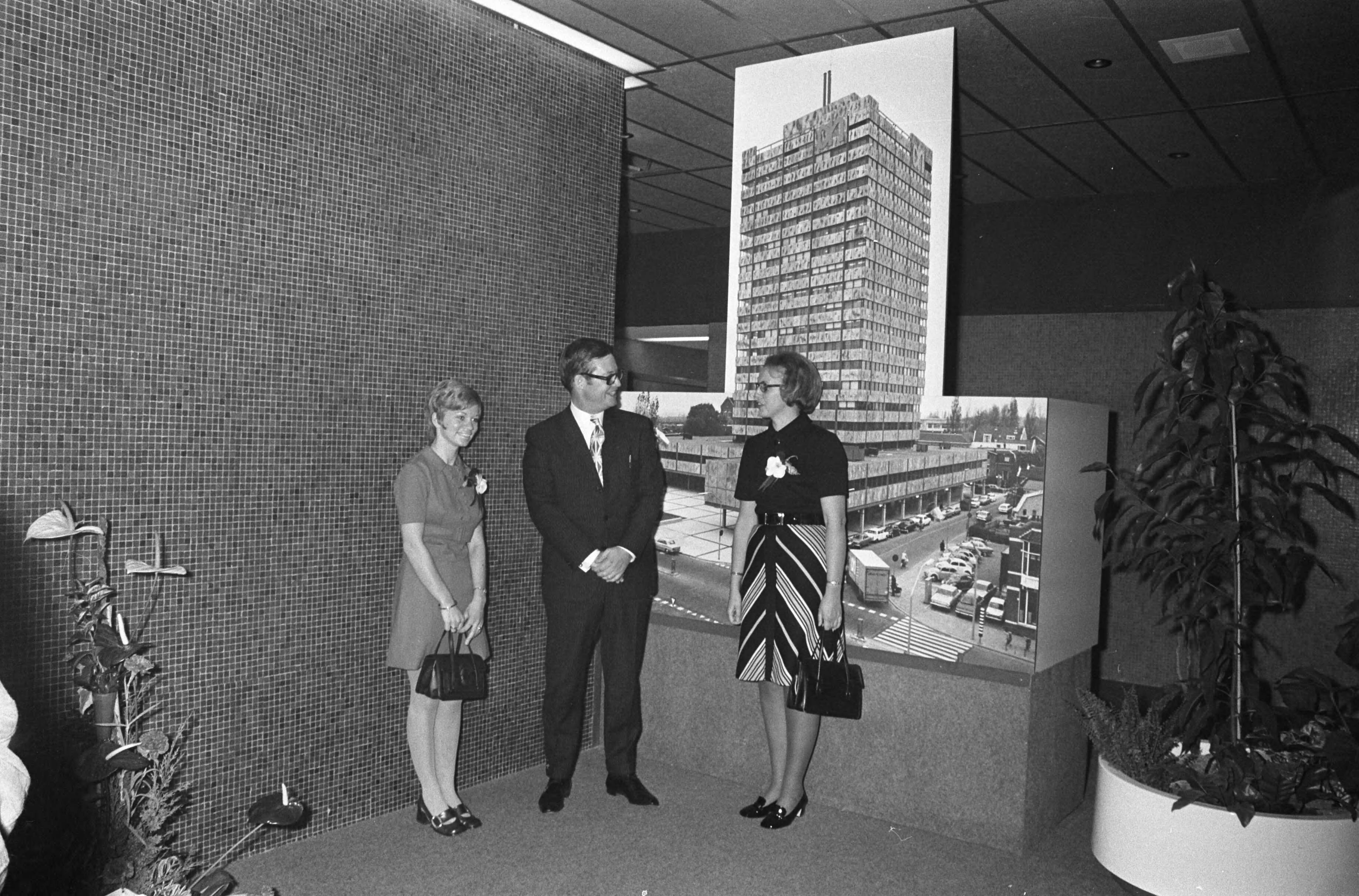 Fotocollectie Anefo — Opening hoofdkantoor Albert Heyn te Zaandam — Foto: Punt, W. / Anefo. Licentie: Set B: Rechtenvrij / Publiek Domein. Bron: Nationaal Archief. http://hdl.handle.net/10648/abd7be24-d0b4-102d-bcf8-003048976d84