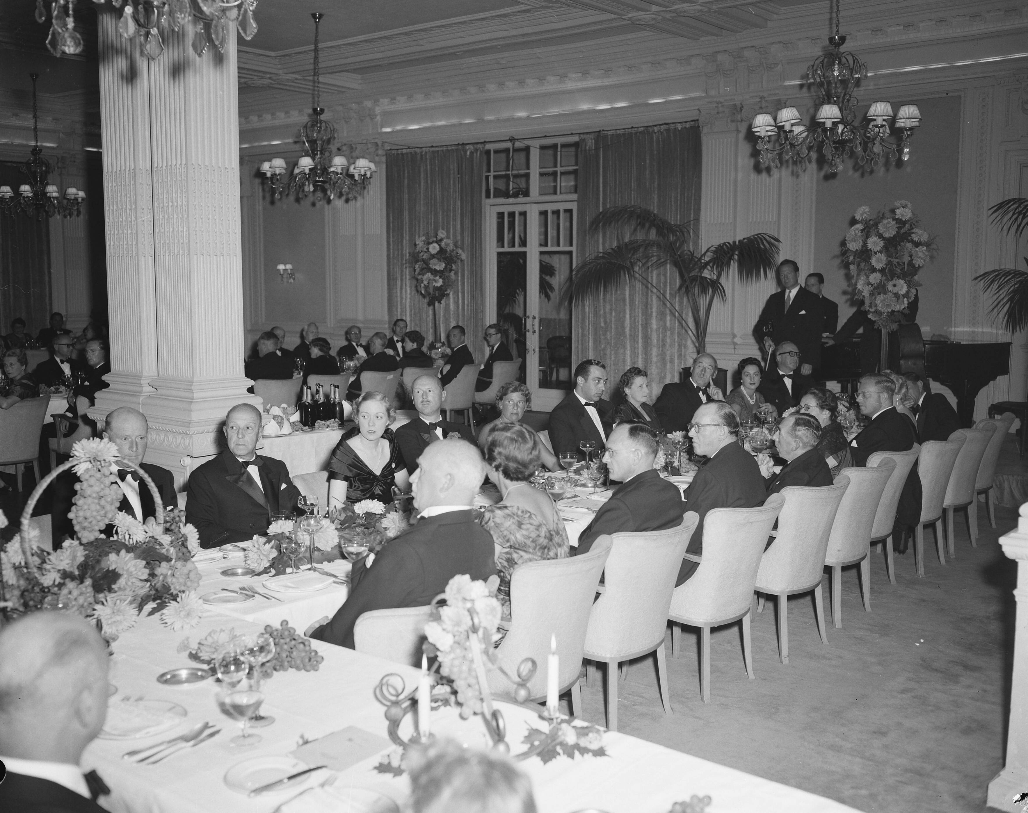 Fotocollectie Anefo — Assuradeuren Congres Den Haag , diner — Foto: Meijer, T.A. / Anefo. Licentie: Set B: Rechtenvrij / Publiek Domein. Bron: Nationaal Archief. http://hdl.handle.net/10648/a92936c6-d0b4-102d-bcf8-003048976d84