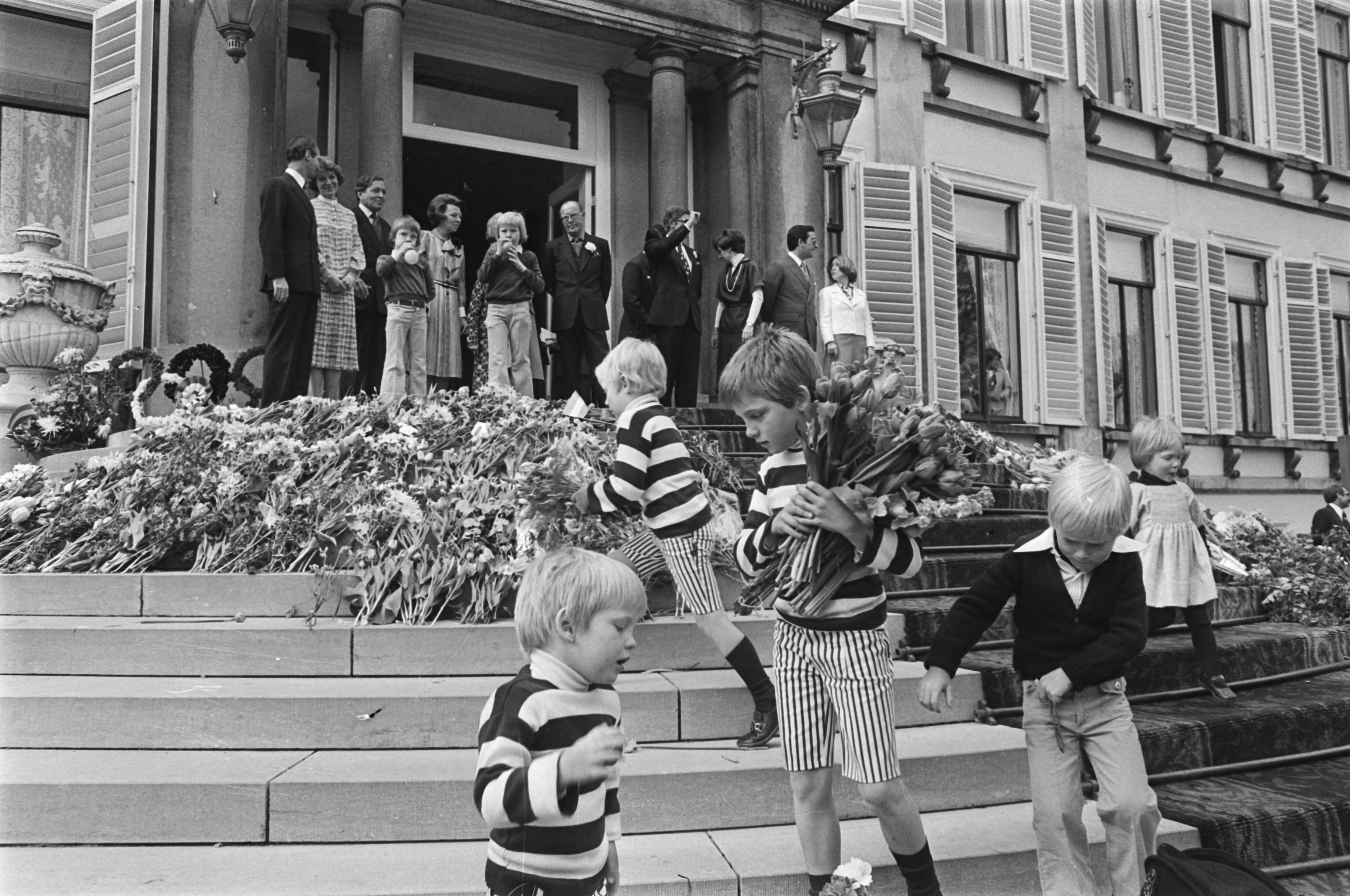 Fotocollectie Anefo — Defile Soestdijk; kinderen leggen bloemen op bordes, midden Maurits, links Bernhard en Pieter Christiaan (voorgrond rechts 2 kinderen van Irene) — Foto: Mieremet, Rob / Anefo. Licentie: Set B: Rechtenvrij / Publiek Domein. Bron: Nationaal Archief. http://hdl.handle.net/10648/ac82826e-d0b4-102d-bcf8-003048976d84