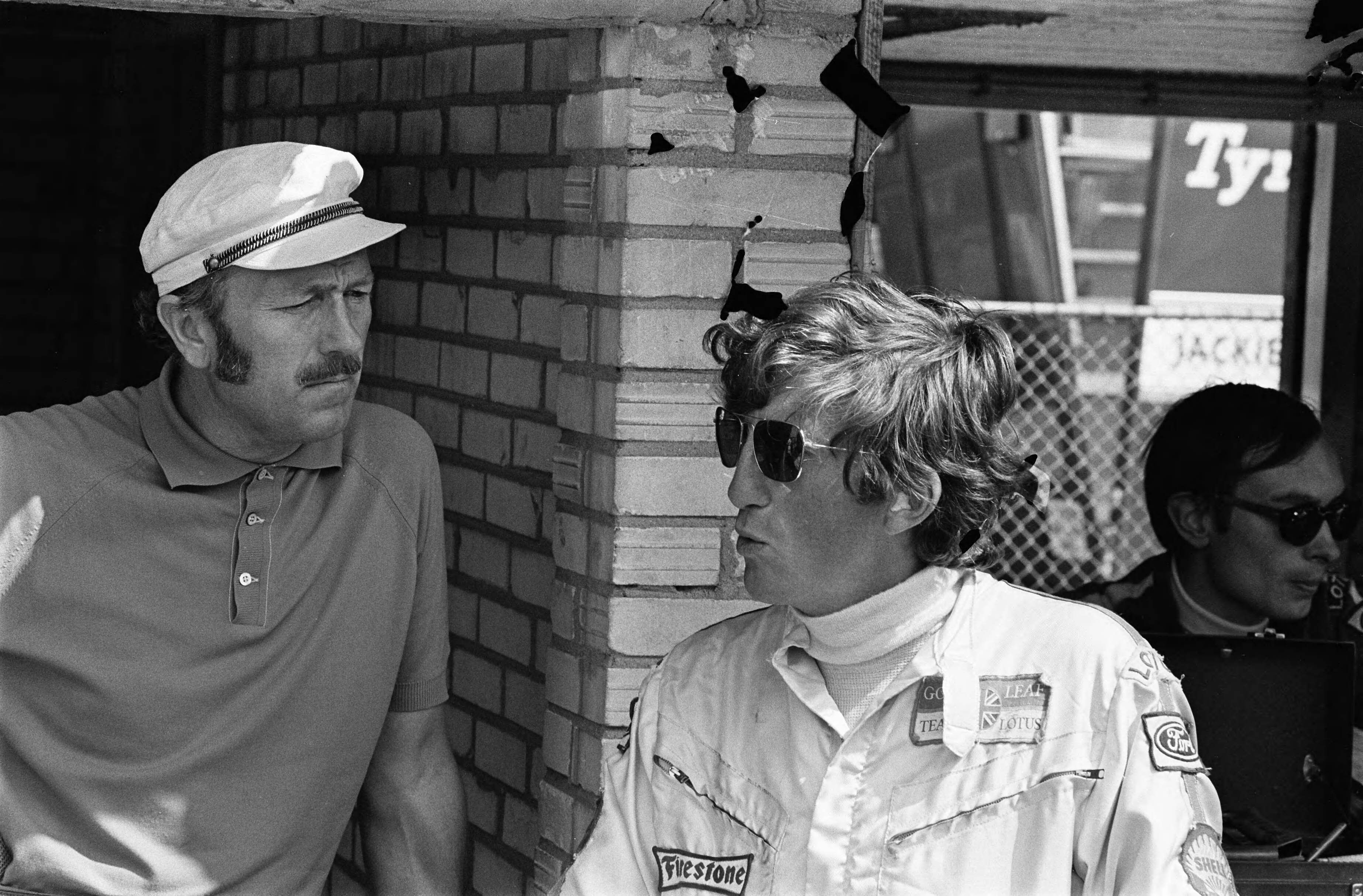Grand Prix Zandvoort 1970, training — Grand Prix 1970 voor Formule I wagens te Zandvoort; eerste trainingsdag; links) Colin Chapman , rechs Jochem Rindt — Foto: Evers, Joost / Anefo. Licentie: Set B: Rechtenvrij / Publiek Domein. Bron: Nationaal Archief. http://hdl.handle.net/10648/ab9a084a-d0b4-102d-bcf8-003048976d84