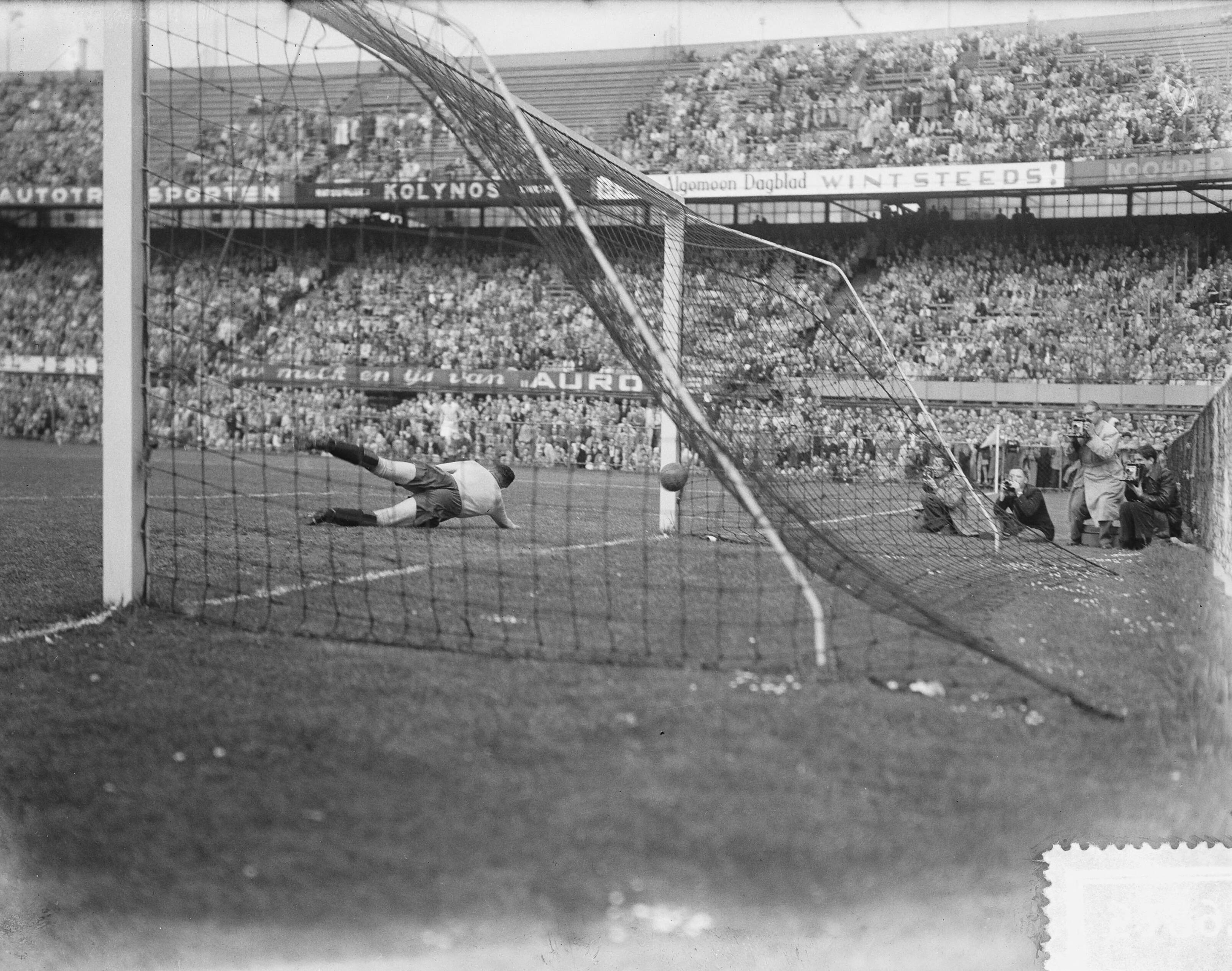 Fotocollectie Anefo — Voetbal. Hermes DVS tegen Haarlem 2-1. Doelpunt van Hermes DVS (Van der Tuyn). Doelman Snijders is gepasseerd — Foto: Pot, Harry / Anefo. Licentie: Set B: Rechtenvrij / Publiek Domein. Bron: Nationaal Archief. http://hdl.handle.net/10648/a8fa5946-d0b4-102d-bcf8-003048976d84