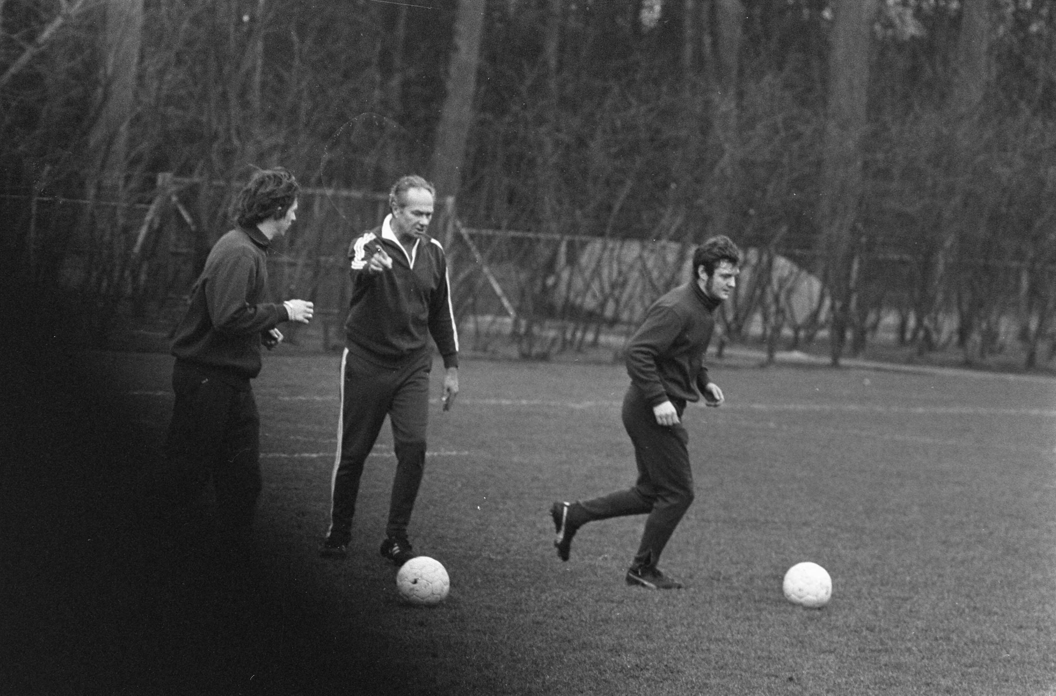Fotocollectie Anefo — Nederlands elftal traint voor wedstrijd tegen Luxemburg, in Zeist — Foto: Verhoeff, Bert / Anefo. Licentie: Set B: Rechtenvrij / Publiek Domein. Bron: Nationaal Archief. http://hdl.handle.net/10648/abb4aa74-d0b4-102d-bcf8-003048976d84