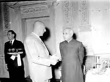 Bezoek van de Indiase premier Nehroe aan Nederland (1957) — Premier Pandit Nehroe van India in ons land. Op Kasteel Oud-Wassenaar met minister Mansholt — Foto: Noske, J.D. / Anefo. Licentie: Set B: Rechtenvrij / Publiek Domein. Bron: Nationaal Archief. http://hdl.handle.net/10648/a96454a4-d0b4-102d-bcf8-003048976d84
