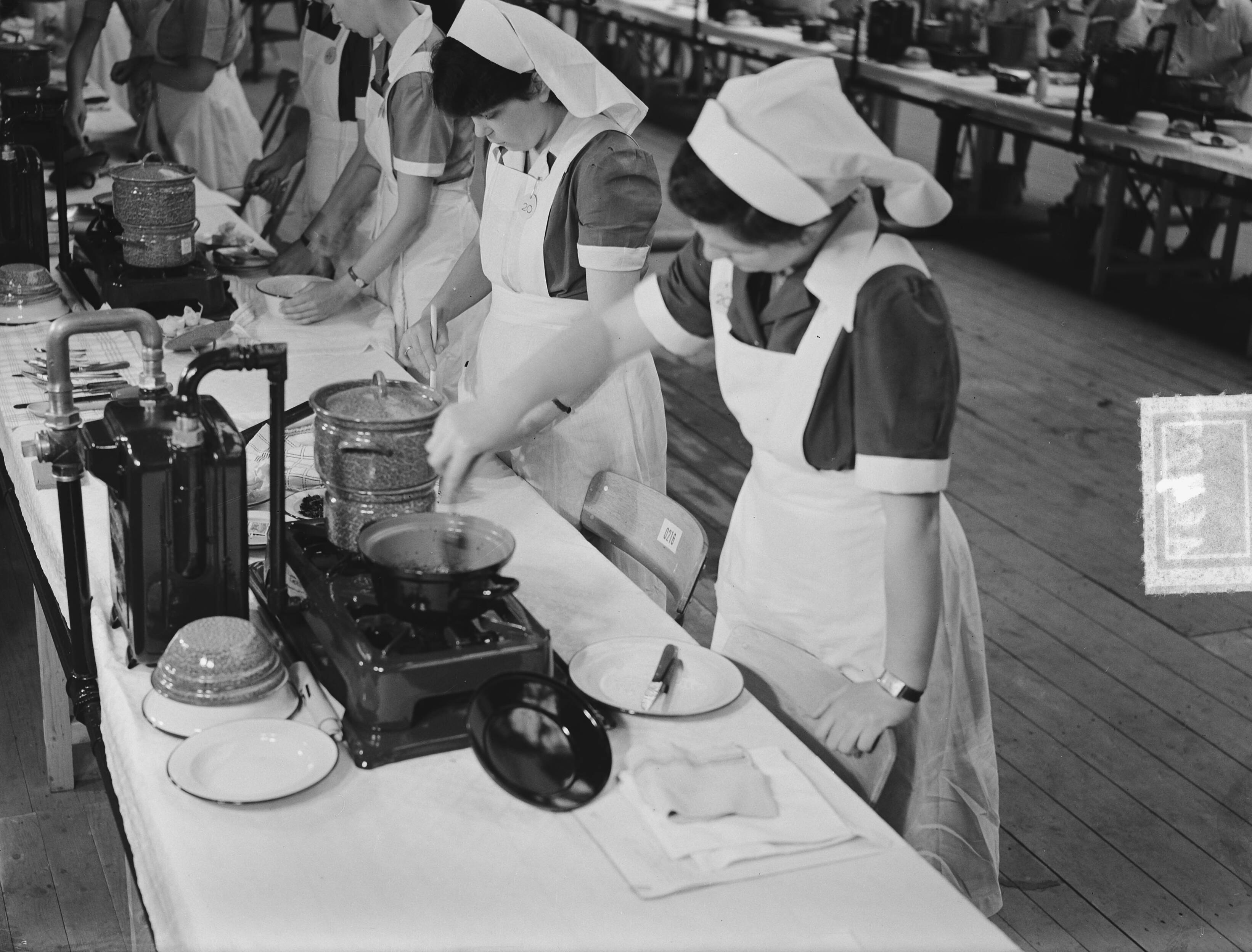 Nationale kookwedstrijd in Den Haag t.g.v. 100 jaar BK Kampen — Foto: Bilsen, Joop van / Anefo. — Licentie: Set B: Rechtenvrij / Publiek Domein. Bron: Nationaal Archief. http://hdl.handle.net/10648/a8ec43d8-d0b4-102d-bcf8-003048976d84