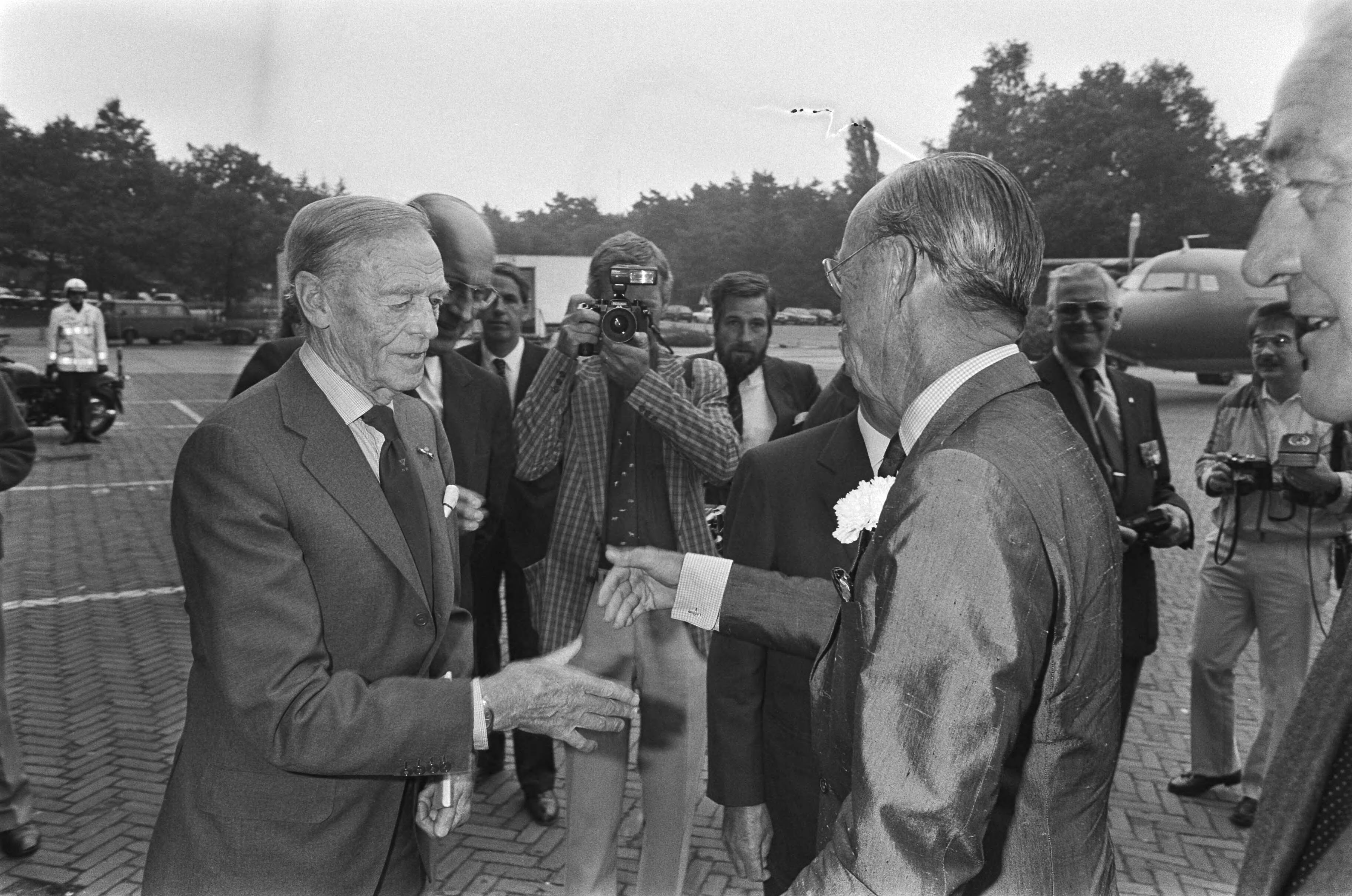 Fotocollectie Anefo — Prins Bernhard op Dag van het Verzet op Soesterberg — Foto: Croes, Rob C. / Anefo. Licentie: Set B: Rechtenvrij / Publiek Domein. Bron: Nationaal Archief. http://hdl.handle.net/10648/ad49b60e-d0b4-102d-bcf8-003048976d84