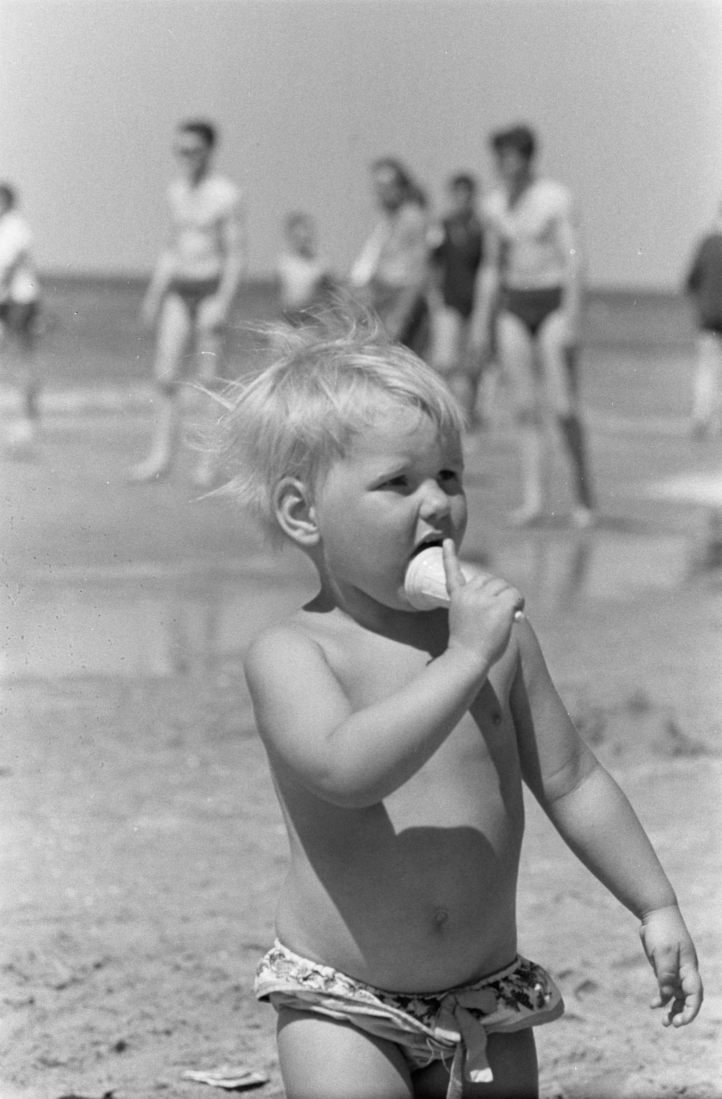 Fotocollectie Anefo — Drukte Pinksterdagen, jong en oud genoten volop van het strandleven — Foto: Pot, Harry / Anefo. Licentie: Set B: Rechtenvrij / Publiek Domein. Bron: Nationaal Archief. http://hdl.handle.net/10648/aa38fe0c-d0b4-102d-bcf8-003048976d84