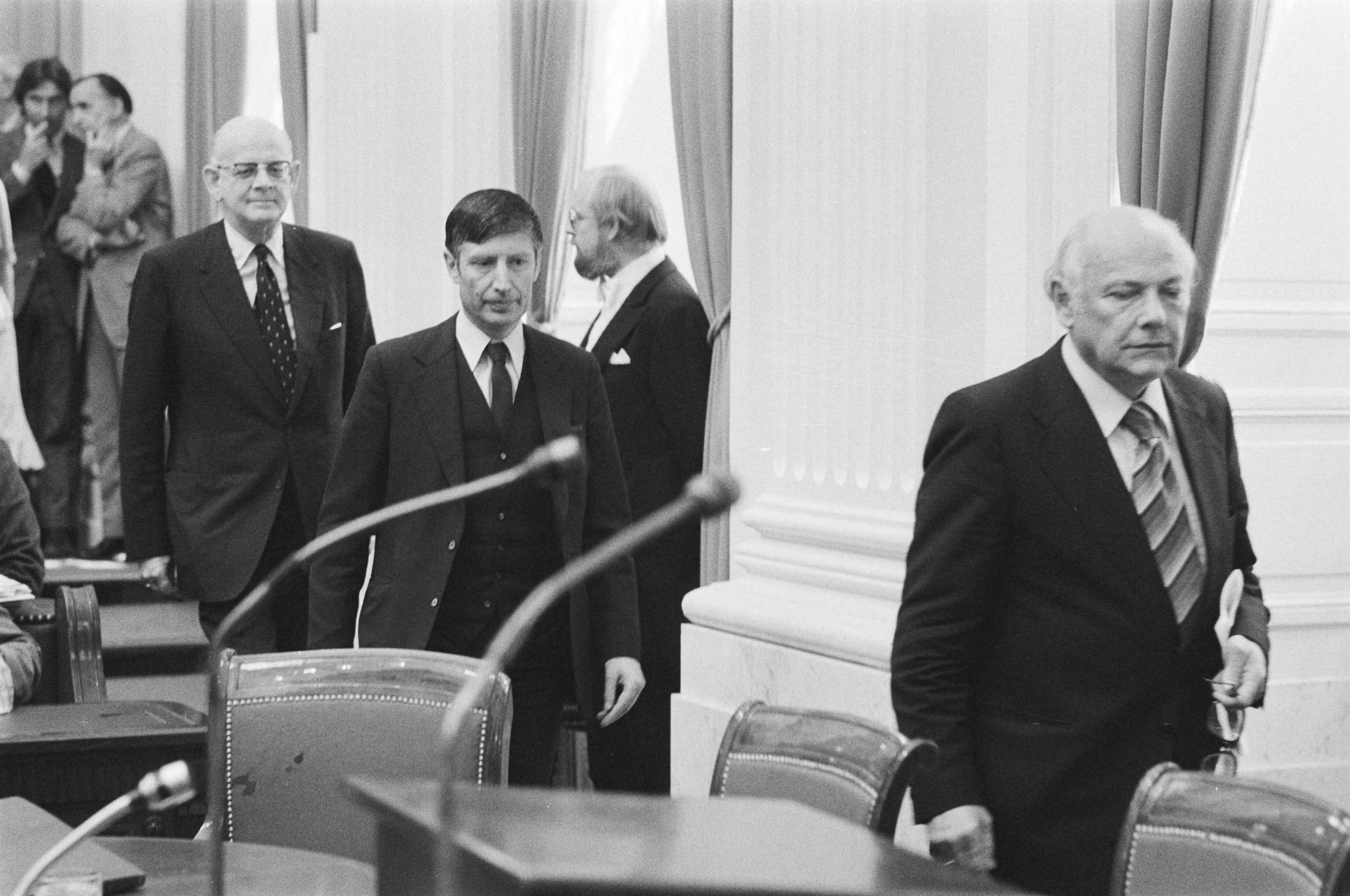 Fotocollectie Anefo — Verklaring Den Uyl over afloop gijzelingen; v.l.n.r. De Gaay Fortman , Van Agt en Den Uyl komen Tweede Kamer in — Foto: Suyk, Koen / Anefo. Licentie: Set B: Rechtenvrij / Publiek Domein. Bron: Nationaal Archief. http://hdl.handle.net/10648/ac9deee6-d0b4-102d-bcf8-003048976d84