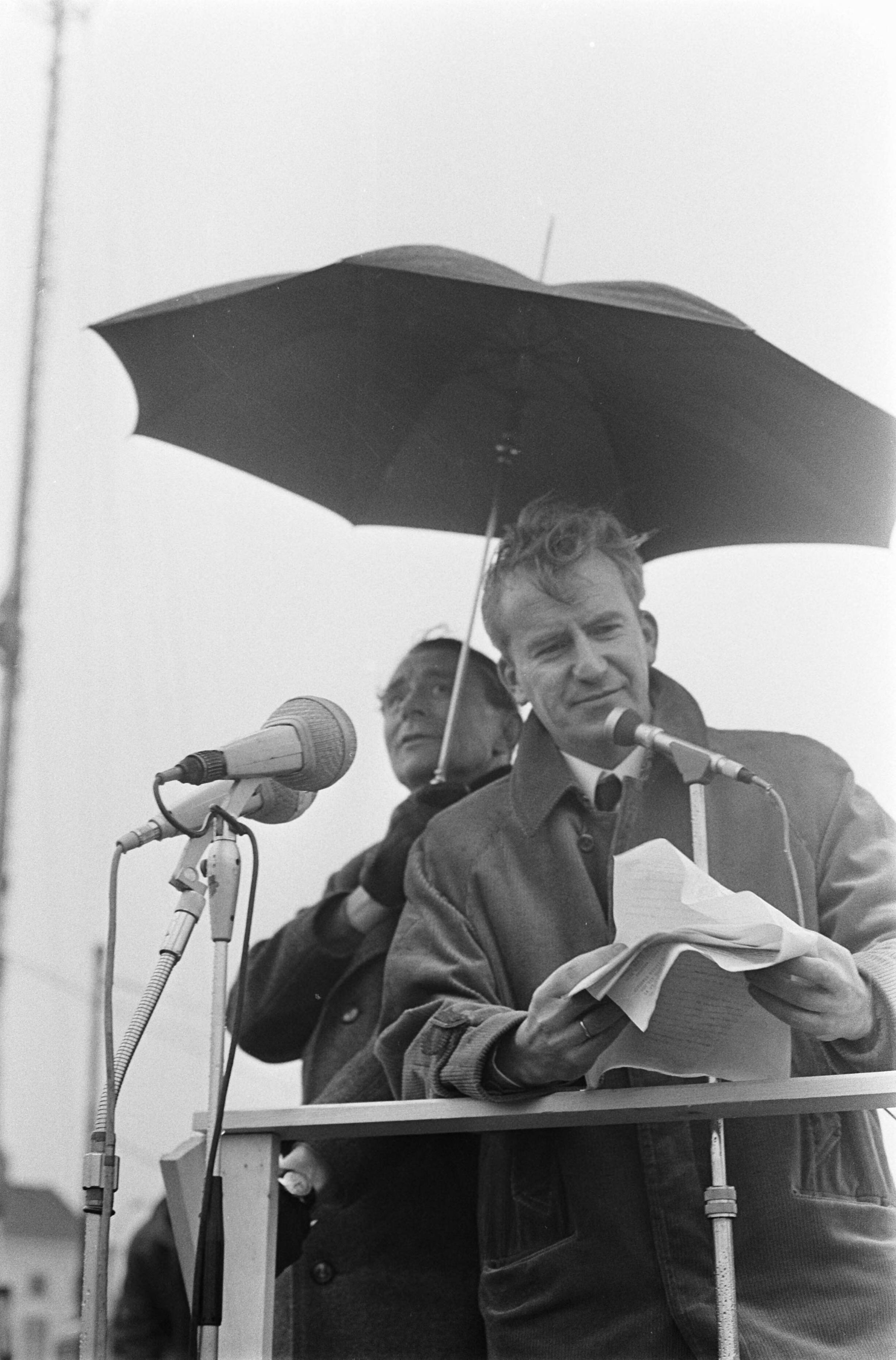 Fotocollectie Anefo — Bouwvakkers demonstreren in Den Haag . Kloos (voorzitter MVV) spreekt tot toeschouwers — Foto: Koch, Eric / Anefo. Licentie: Set B: Rechtenvrij / Publiek Domein. Bron: Nationaal Archief. http://hdl.handle.net/10648/ab3b7ea6-d0b4-102d-bcf8-003048976d84
