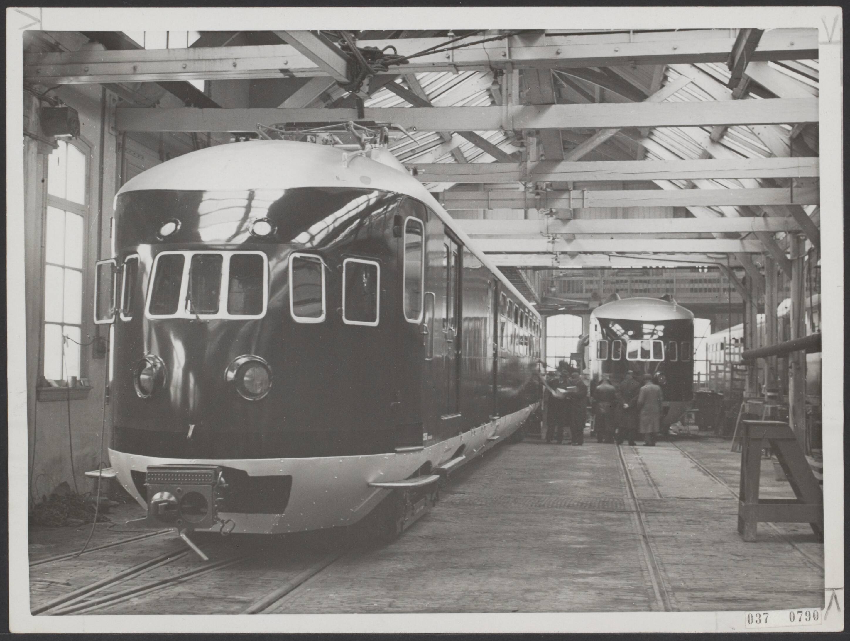 Fotocollectie Elsevier Binnenland — Nieuw electrisch materieel voor de lijn Amsterdam-Arnhem-Eindhoven. Bij de firma Beynes te Haarlem kwam de eerste trein gereed. Men verwacht dat eind mei 1937 de eerste twee-wagen trein en eind juni 1937 de eerste drie-wagen trein op de dan gereed gekomen lijnen Maarn-Arnhem en Gouda-Den Haag zullen rijden. De eerste van de 90 bestelde treinen (van het type Mat.36) — Foto: N.V. Polygoon. Licentie: Set B: Rechtenvrij / Publiek Domein. Bron: Nationaal Archief. http://hdl.handle.net/10648/adef45c4-d0b4-102d-bcf8-003048976d84