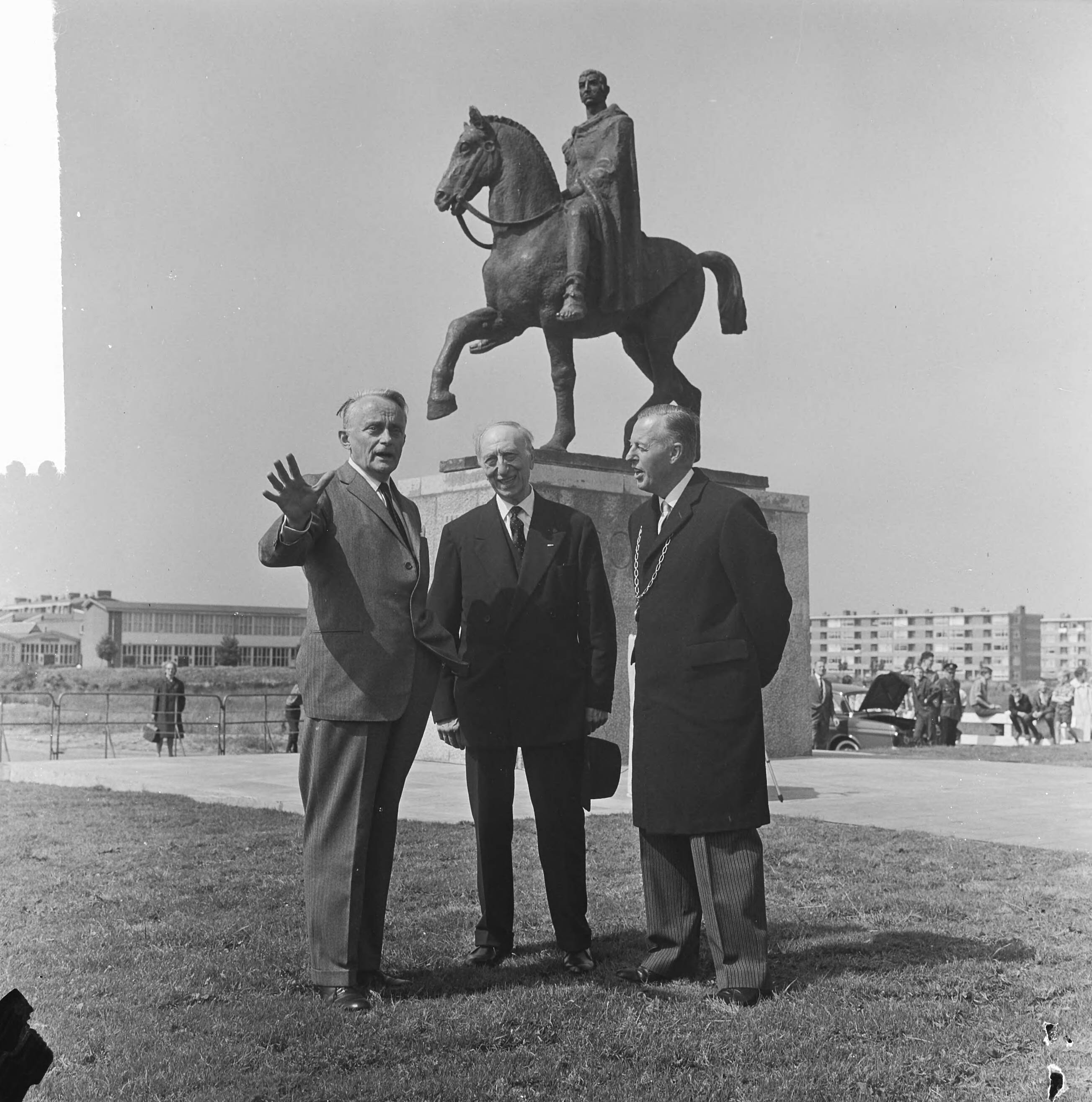 Fotocollectie Anefo — In Voorburg heeft de Commissaris van de Koningin in Zuid-Holland, mr. J. Klaasesz (links), een beeld onthuld van de beeldhouwer Albert Termote, voorstellend de oude Romeinse veldheer Corbulo, wiens naam nauw verbonden is met de geschiedenis van Voorburg. In het midden de Voorburgse beeldhouwer Albert Termote en rechts de burgemeester van Voorburg jhr. mr. A. Feith — Foto: Koch, Eric / Anefo. Licentie: Set B: Rechtenvrij / Publiek Domein. Bron: Nationaal Archief. http://hdl.handle.net/10648/aa70807a-d0b4-102d-bcf8-003048976d84