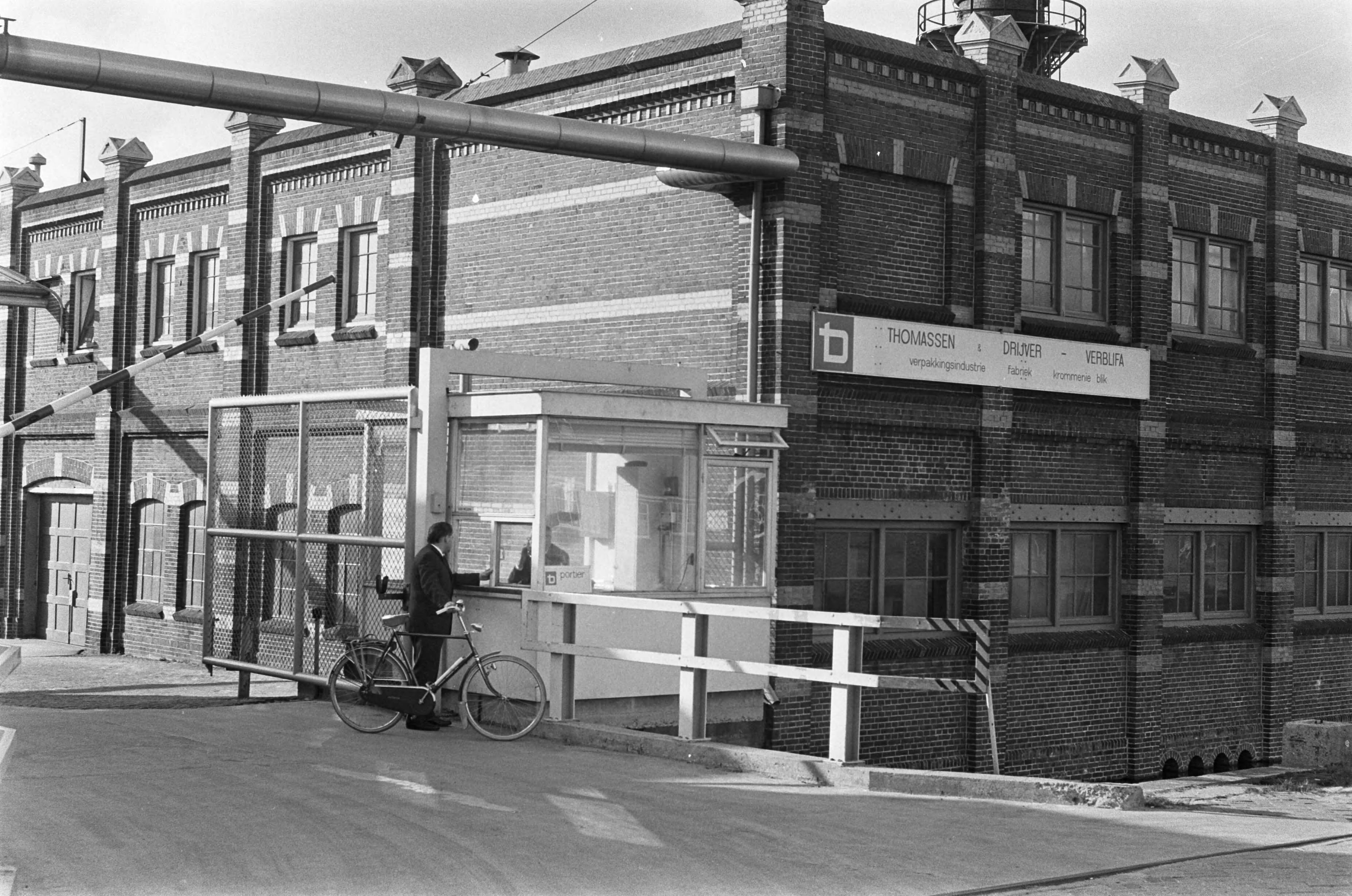 Fotocollectie Anefo — De fabriek van Thomassen en Drijver Verblifa te Krommenie, die gesloten zal worden — Foto: Verhoeff, Bert / Anefo. Licentie: Set B: Rechtenvrij / Publiek Domein. Bron: Nationaal Archief. http://hdl.handle.net/10648/ab659f4c-d0b4-102d-bcf8-003048976d84