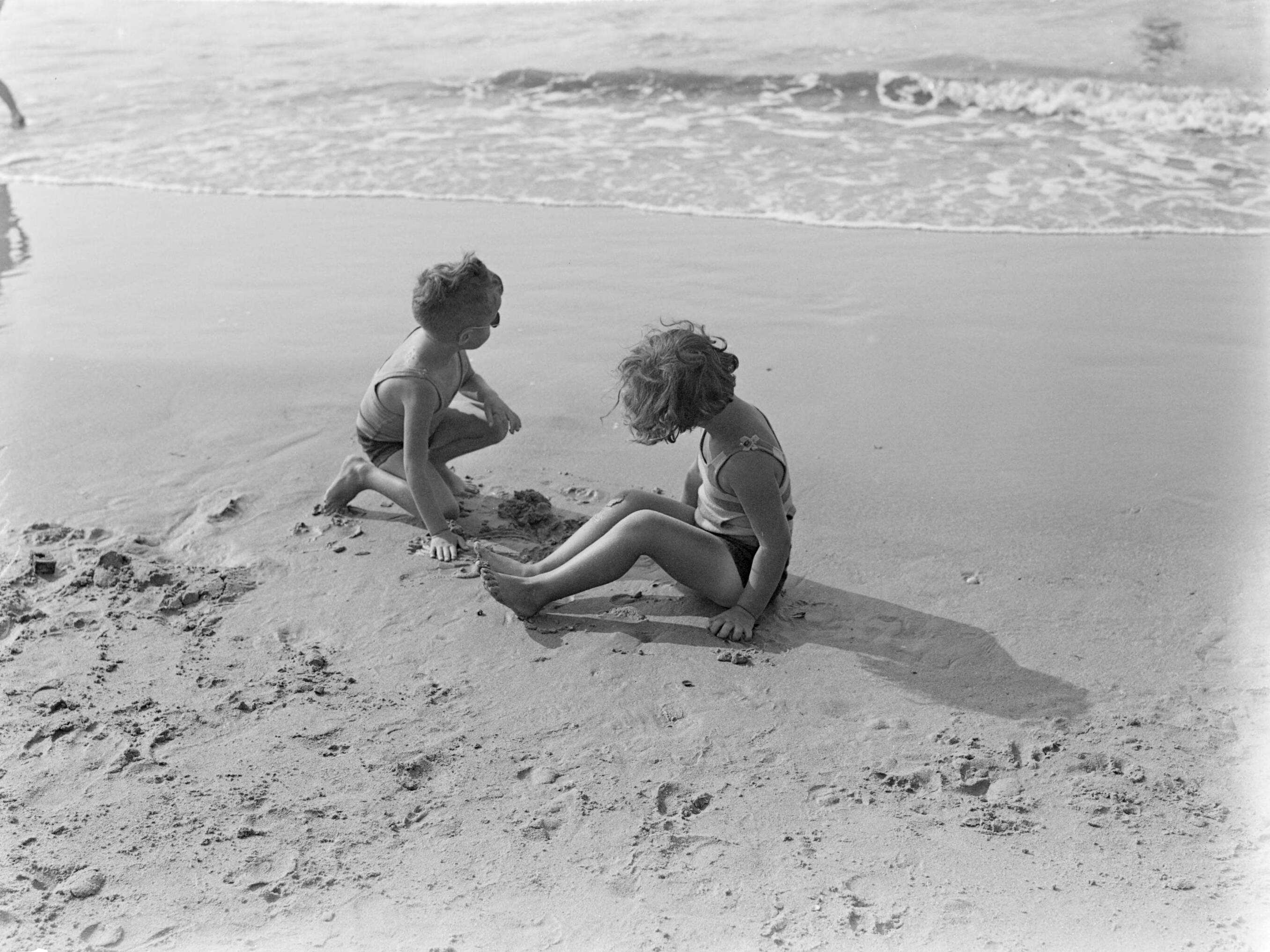 Scheveningen. — Kinderen op het strand in Scheveningen — Foto: Poll, Willem van de. Licentie: Set B: Rechtenvrij / Publiek Domein. Bron: Nationaal Archief. http://hdl.handle.net/10648/ae9ac4bc-d0b4-102d-bcf8-003048976d84
