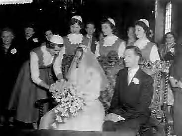 Fotocollectie Anefo — Bloemenmeisjes in Haarlem t.g.v. begin van de lente — Foto: Pot, Harry / Anefo. Licentie: Set B: Rechtenvrij / Publiek Domein. Bron: Nationaal Archief. http://hdl.handle.net/10648/a95a91d0-d0b4-102d-bcf8-003048976d84