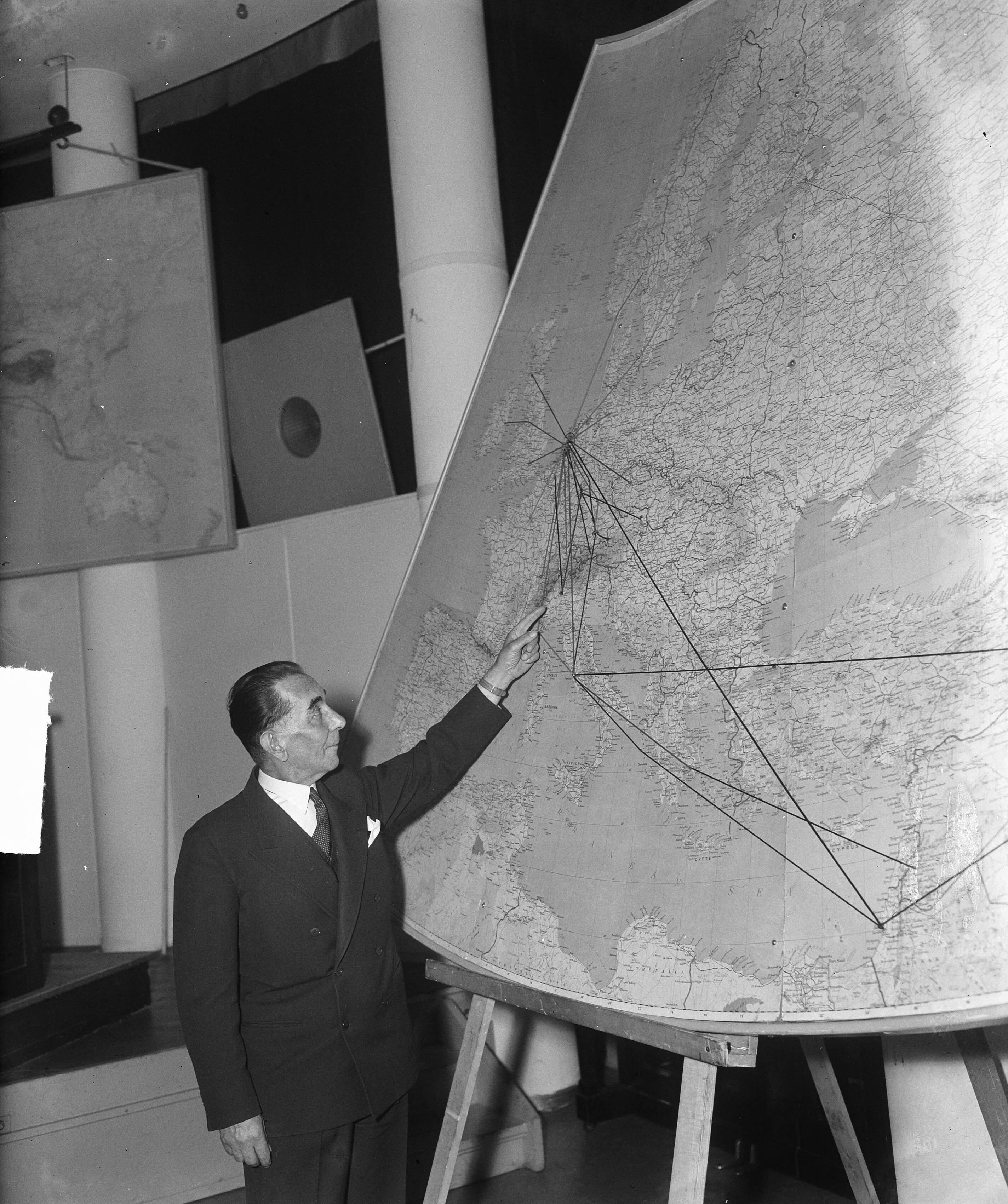 Fotocollectie Anefo — Persconferentie van de KLM te Den Haag; Anton Plesman — Foto: Winterbergen, Rolf / Anefo. Licentie: Set B: Rechtenvrij / Publiek Domein. Bron: Nationaal Archief. http://hdl.handle.net/10648/a8d6b7de-d0b4-102d-bcf8-003048976d84