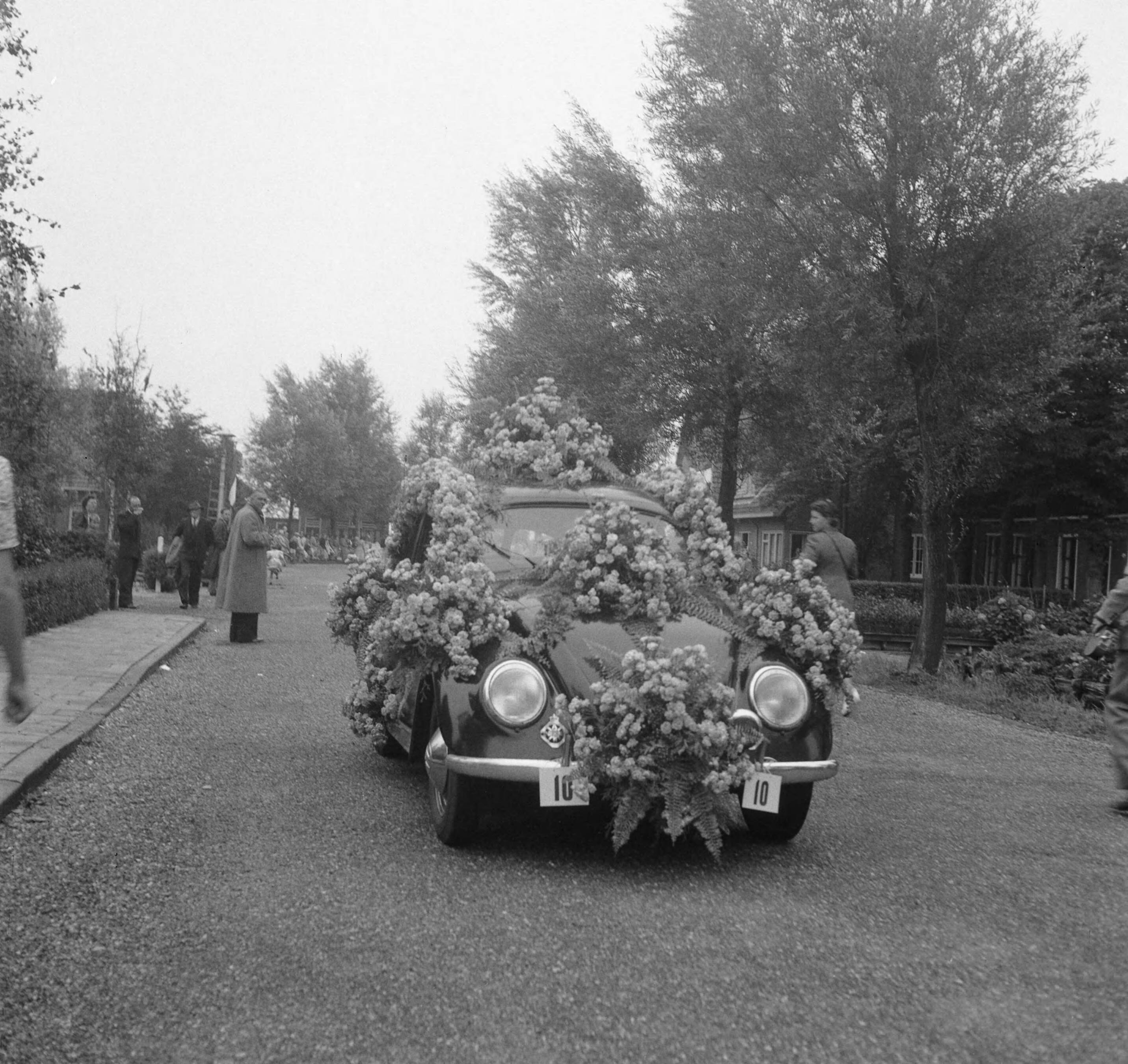 Fotocollectie Anefo — Bloemencorso Aalsmeer — Foto: Pot, Harry / Anefo. Licentie: Set B: Rechtenvrij / Publiek Domein. Bron: Nationaal Archief. http://hdl.handle.net/10648/a8deb97a-d0b4-102d-bcf8-003048976d84